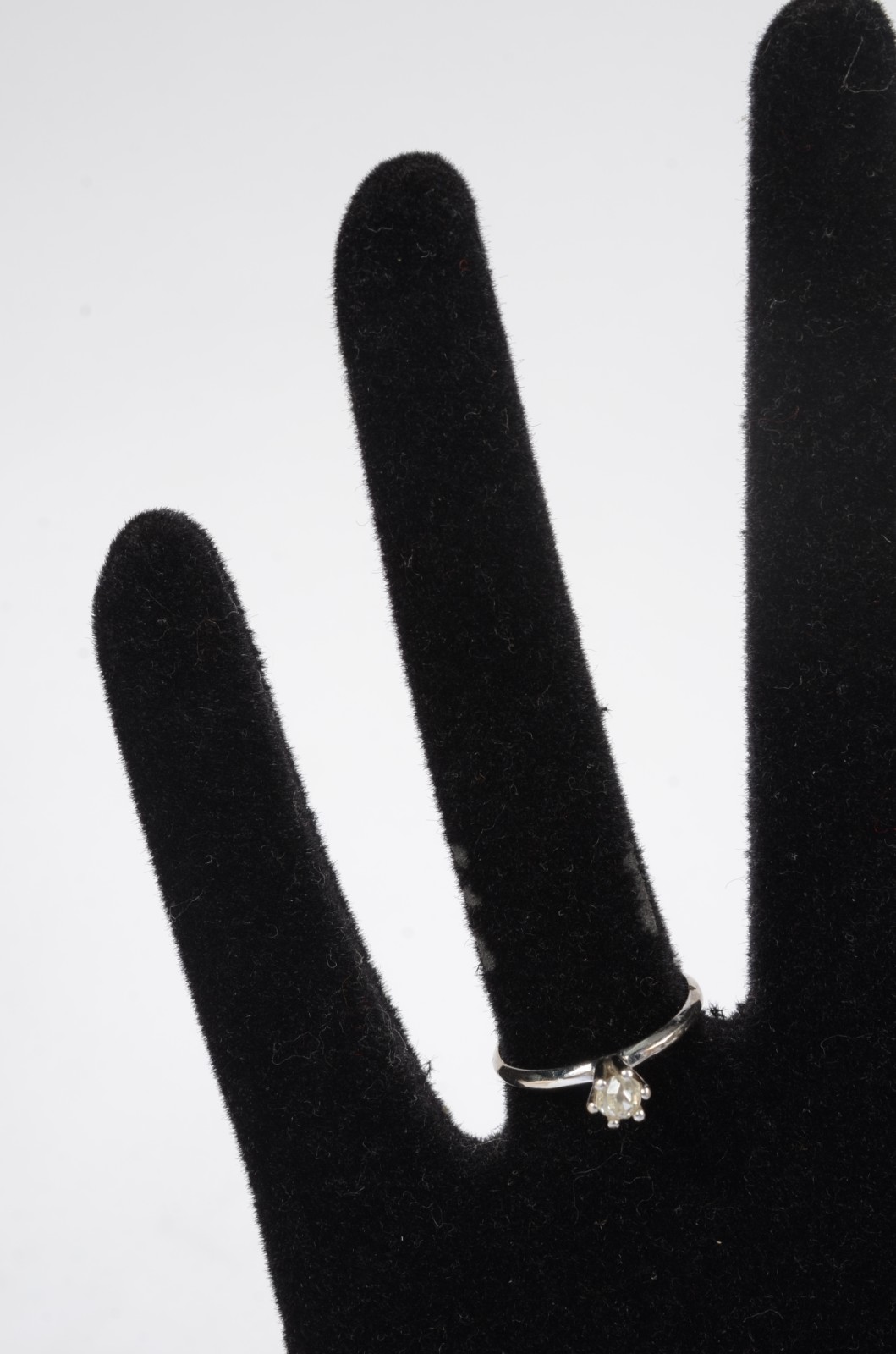 Anel solitário de ouro branco 18 k., com um brilhante de 0,10 cts... - foto 5 de 5