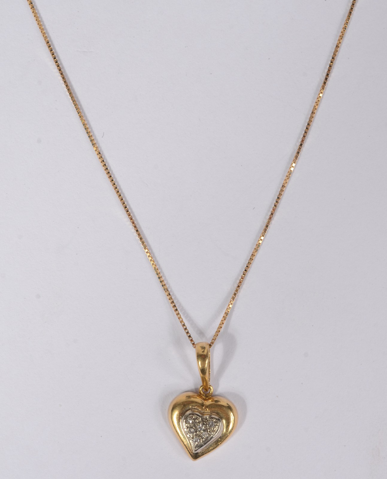 Colar com pendente na forma de coração com brilhantes de ouro 18 k... - foto 1 de 5