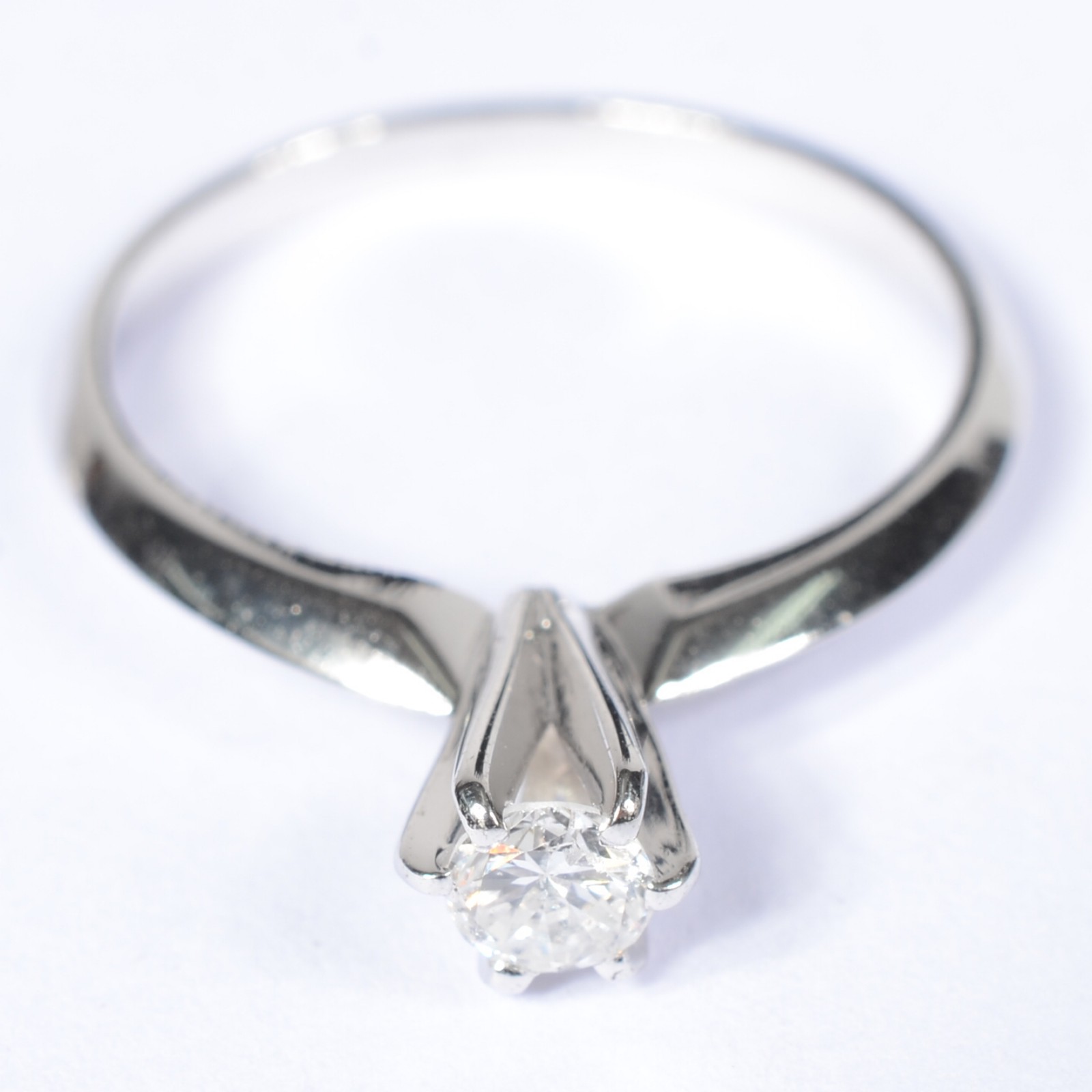 Solitário de ouro branco com um brilhante de 0,20 ct. Aro 16. (Por... - foto 1 de 6