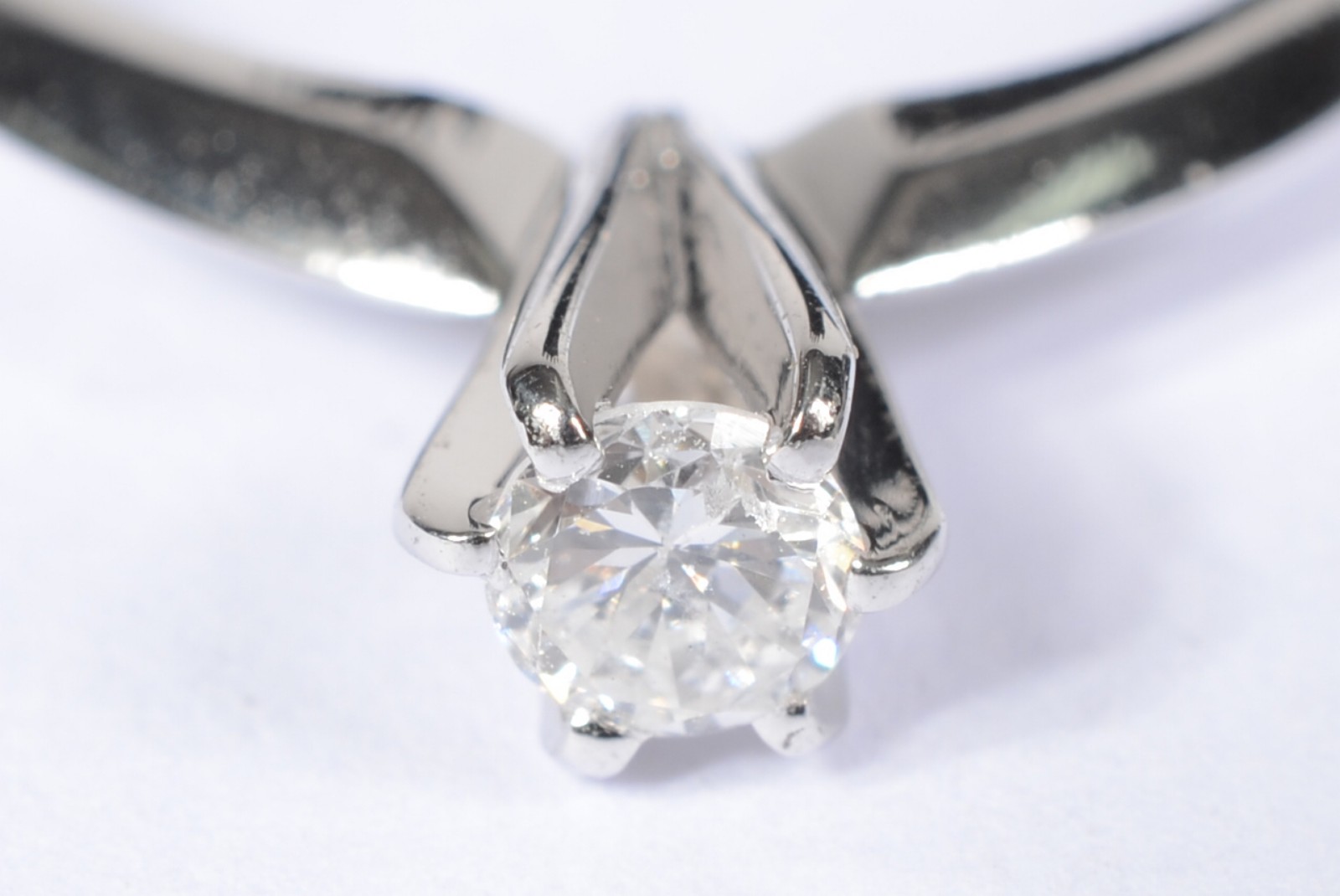 Solitário de ouro branco com um brilhante de 0,20 ct. Aro 16. (Por... - foto 2 de 6