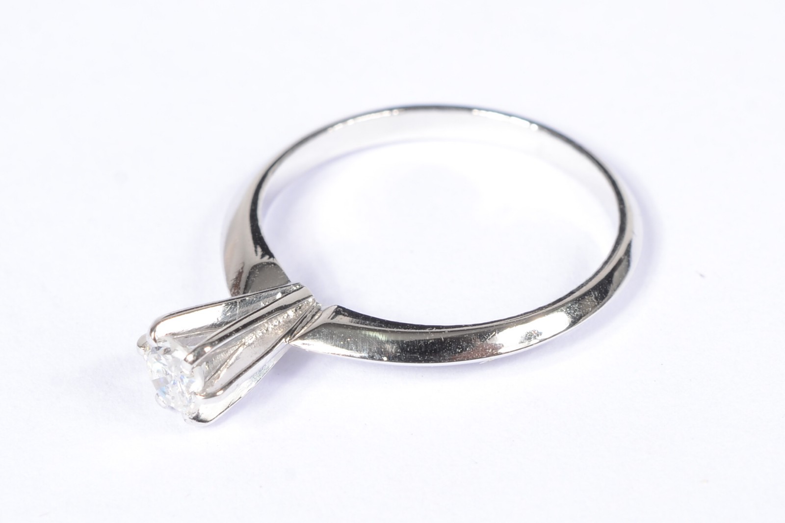 Solitário de ouro branco com um brilhante de 0,20 ct. Aro 16. (Por... - foto 3 de 6