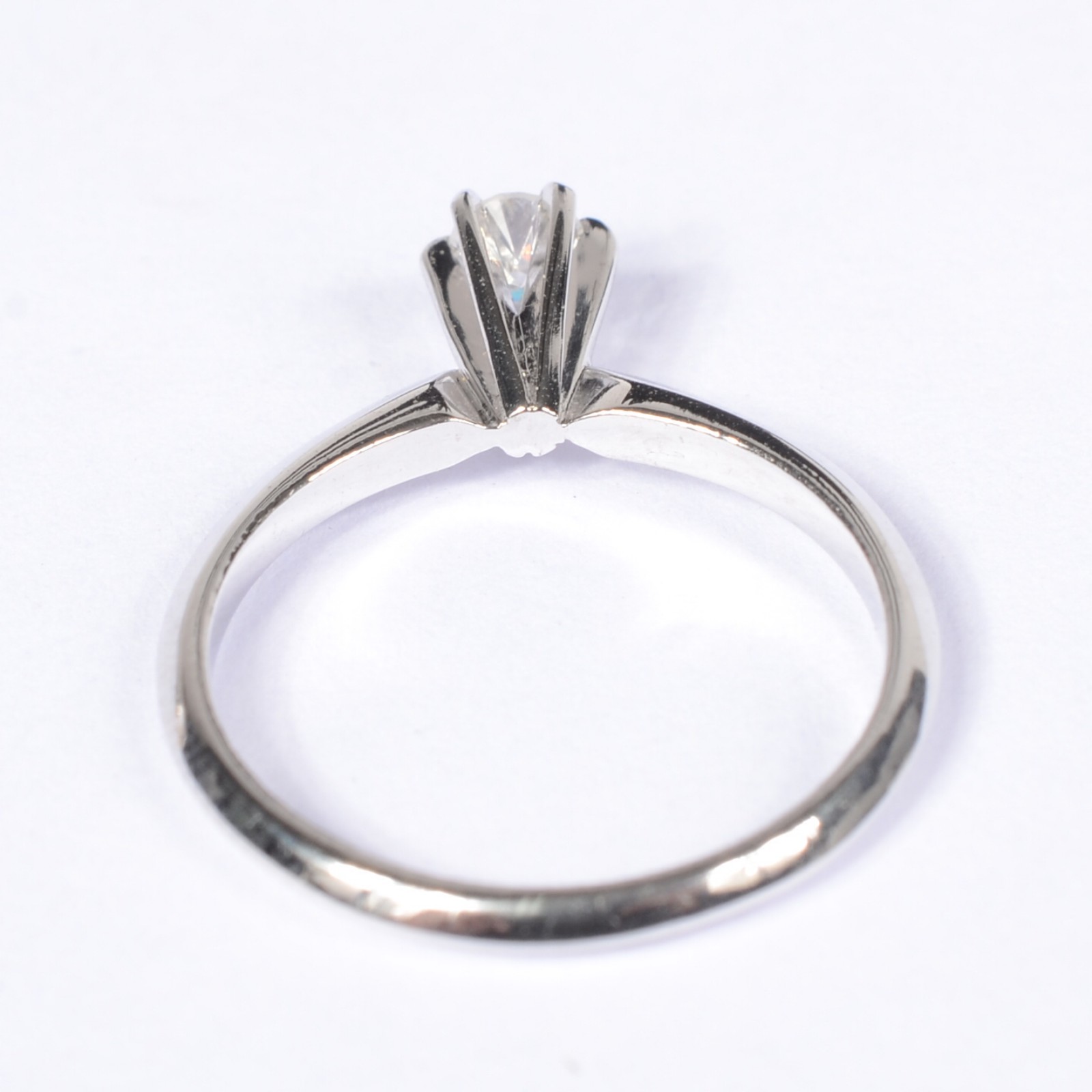 Solitário de ouro branco com um brilhante de 0,20 ct. Aro 16. (Por... - foto 4 de 6
