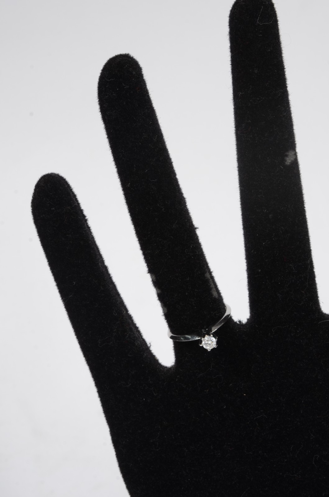 Solitário de ouro branco com um brilhante de 0,20 ct. Aro 16. (Por... - foto 5 de 6