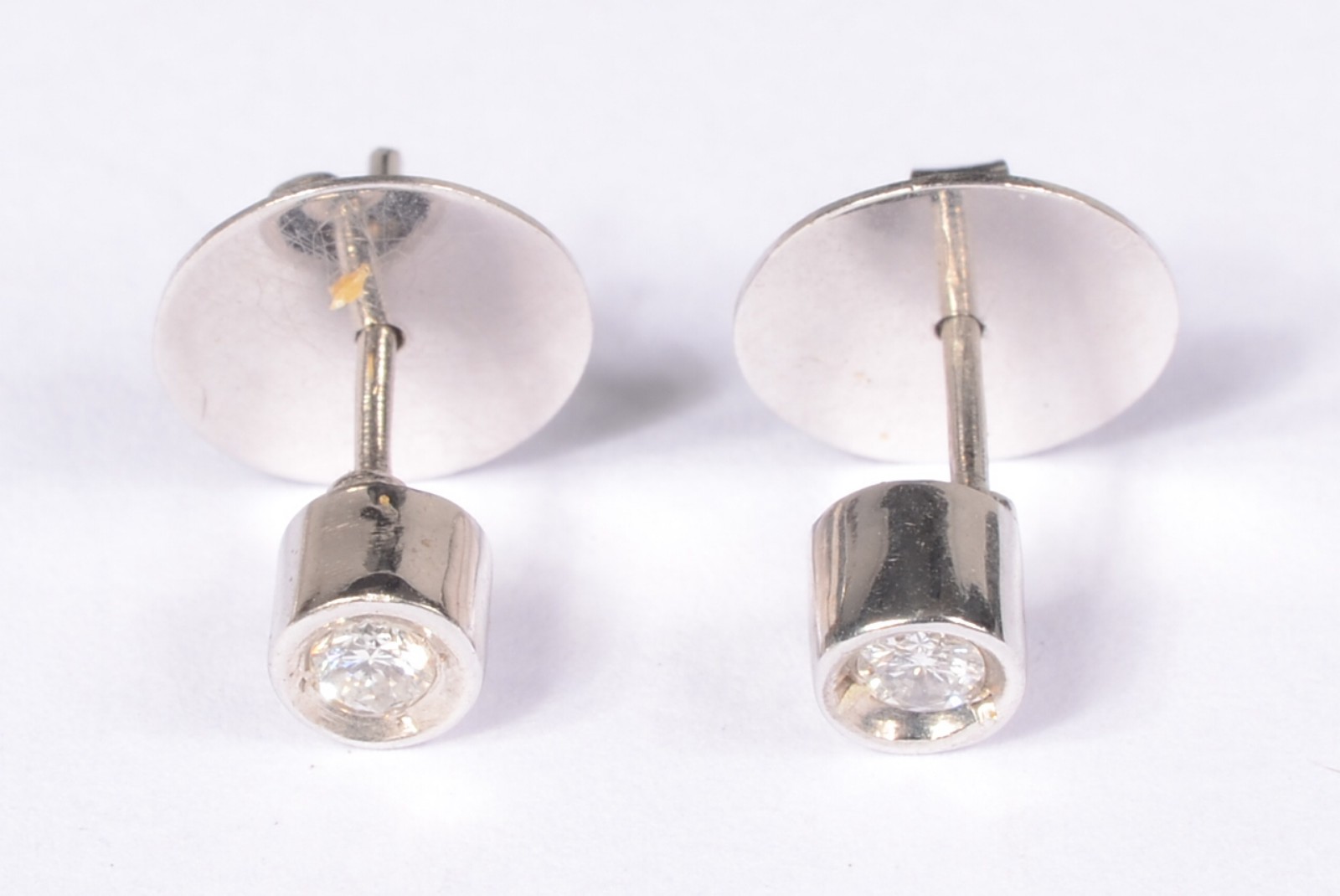 Par de brincos de ouro branco com dois brilhantes de 0,05 ct. (Por... - foto 1 de 5