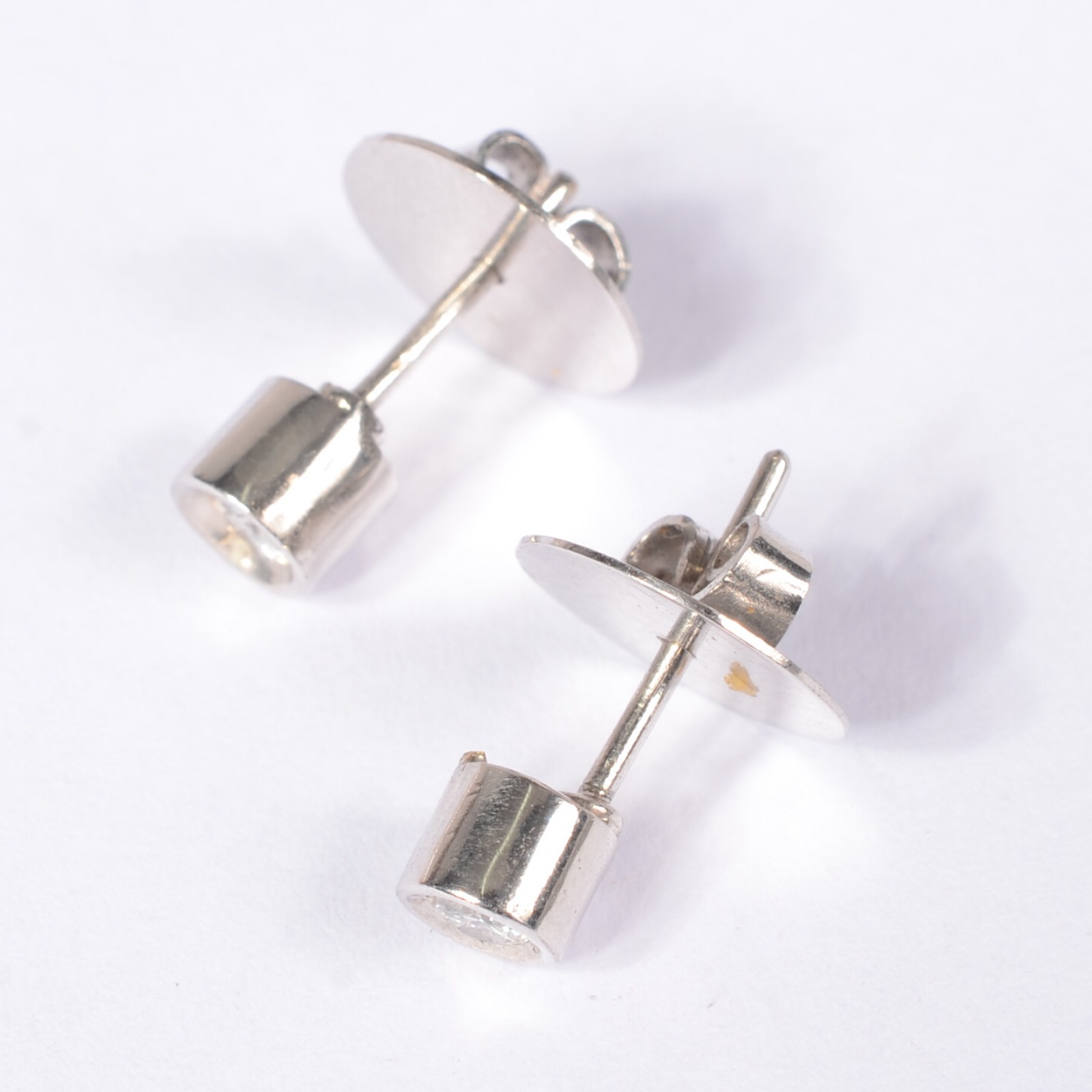 Par de brincos de ouro branco com dois brilhantes de 0,05 ct. (Por... - foto 2 de 5