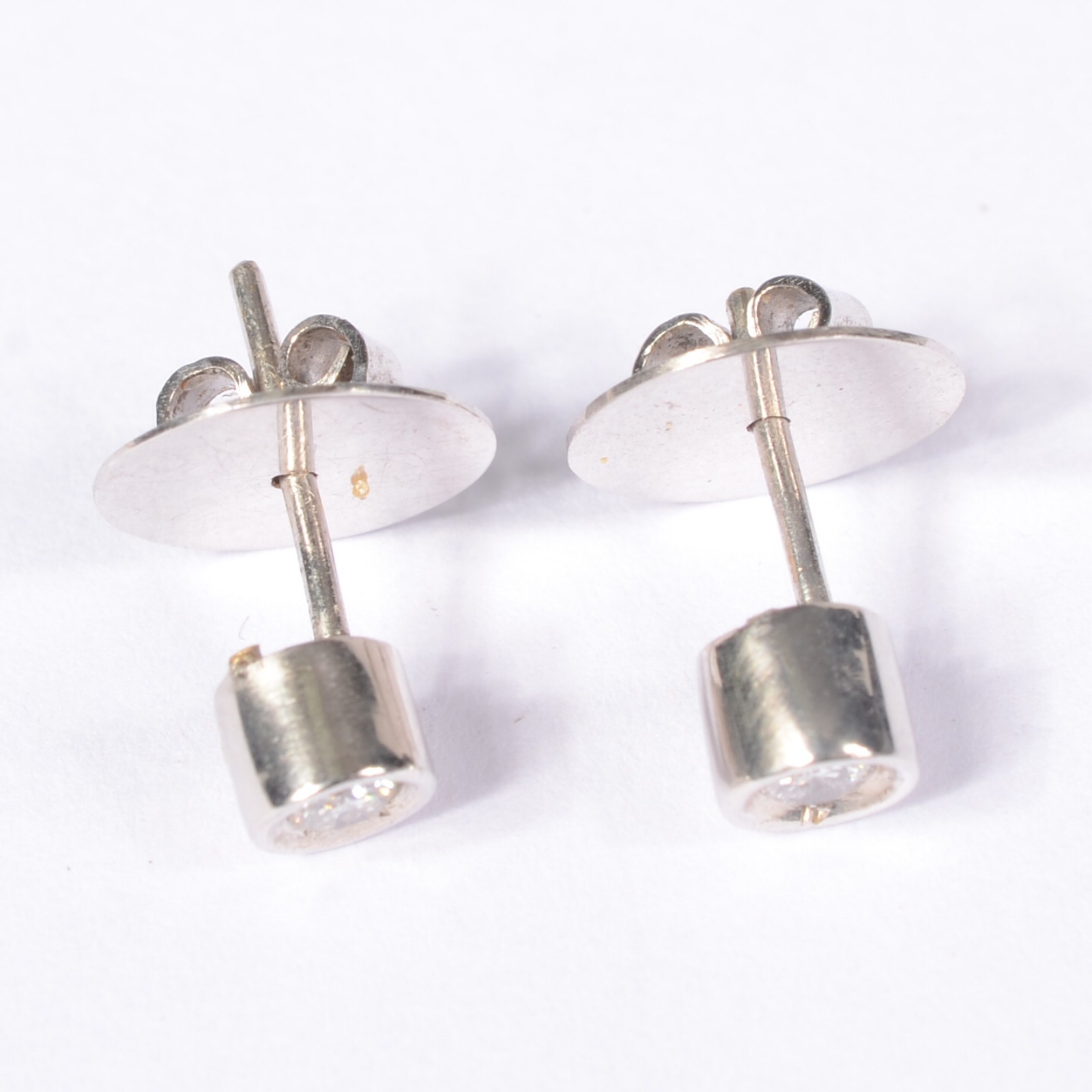 Par de brincos de ouro branco com dois brilhantes de 0,05 ct. (Por... - foto 3 de 5