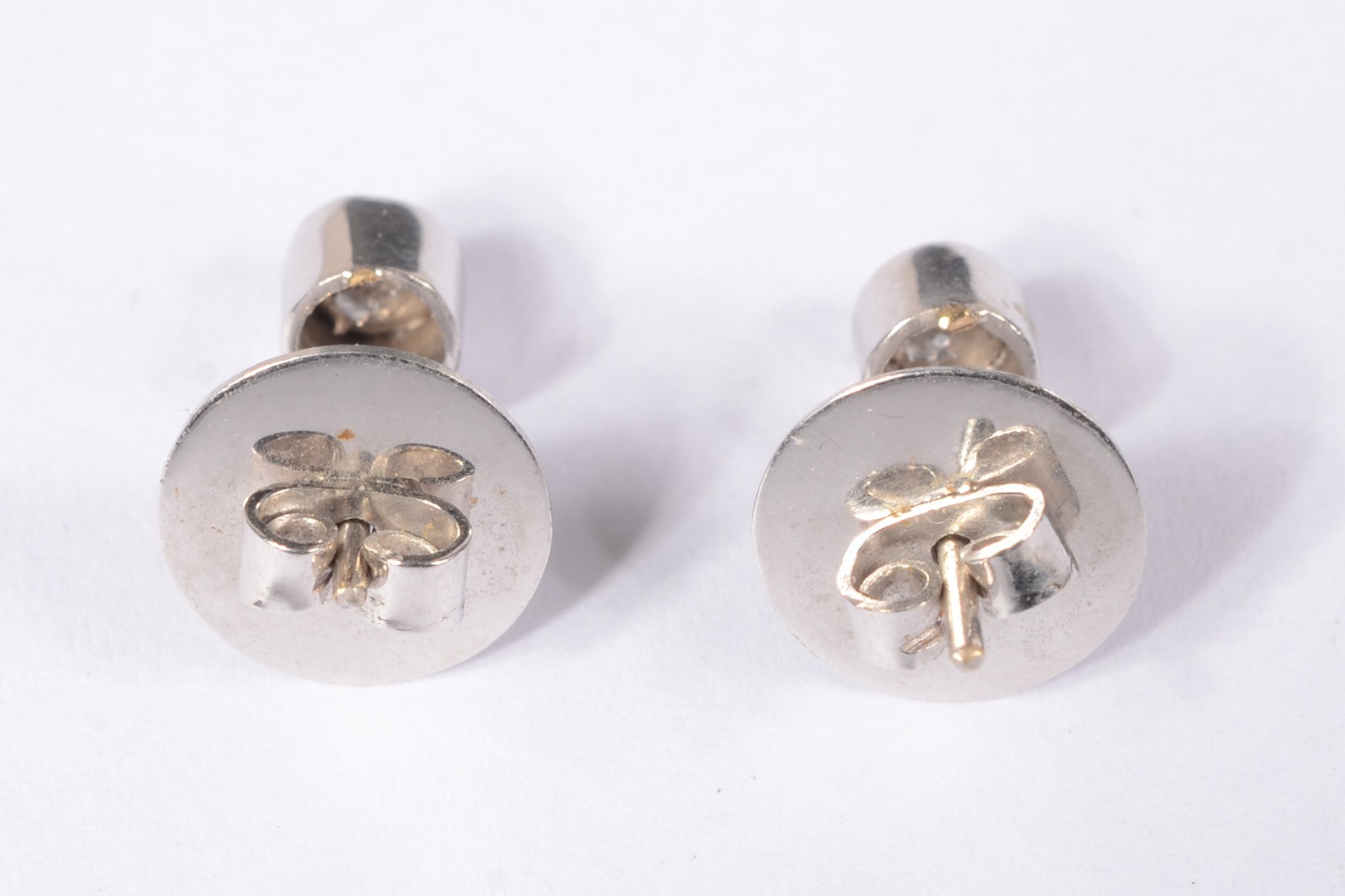 Par de brincos de ouro branco com dois brilhantes de 0,05 ct. (Por... - foto 4 de 5