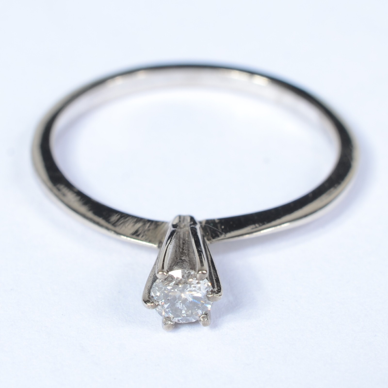 Solitário de ouro branco com brilhantes de 0,10 ct. Aro 15. (Por... - foto 1 de 5