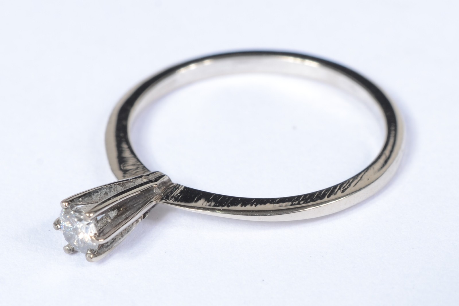 Solitário de ouro branco com brilhantes de 0,10 ct. Aro 15. (Por... - foto 2 de 5