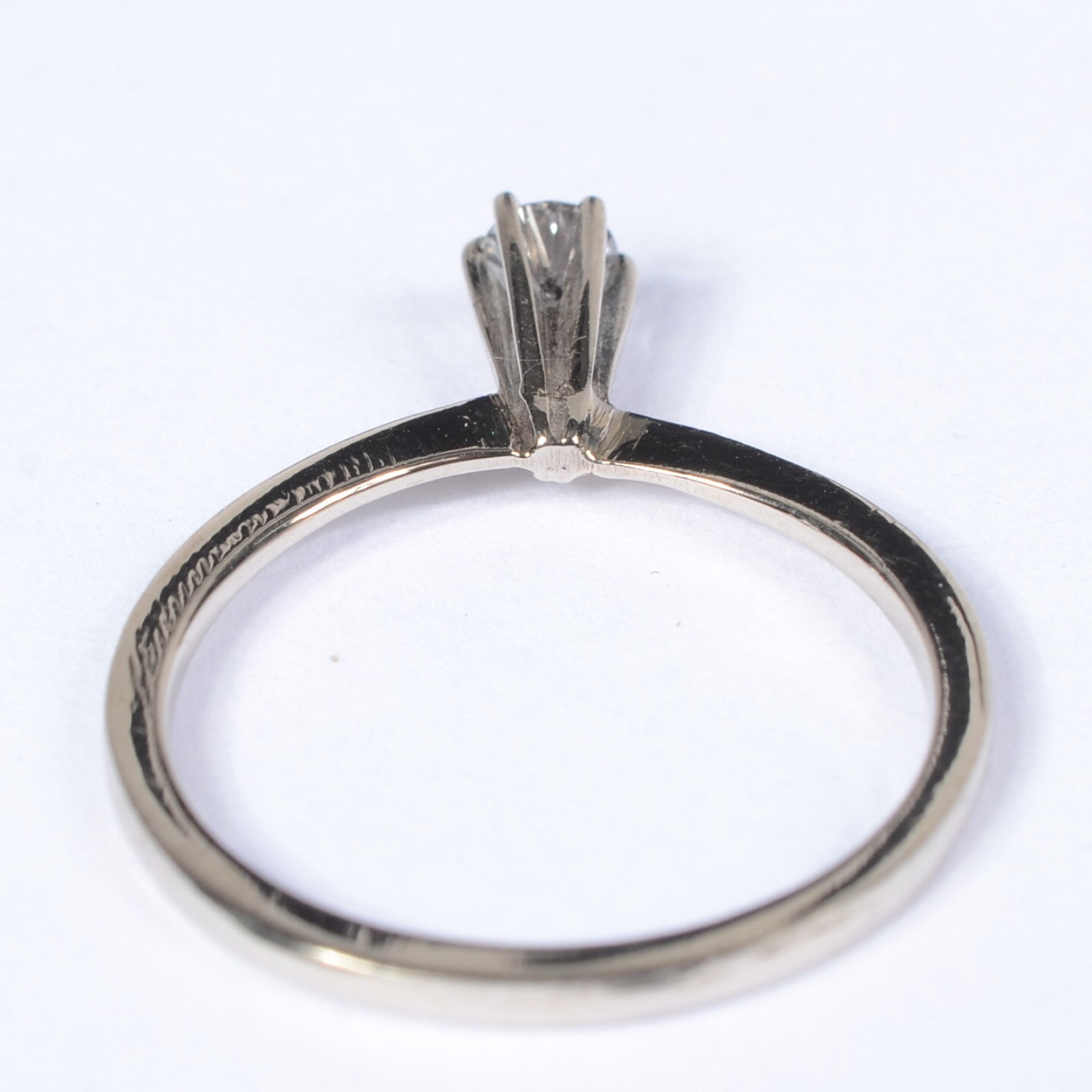 Solitário de ouro branco com brilhantes de 0,10 ct. Aro 15. (Por... - foto 3 de 5
