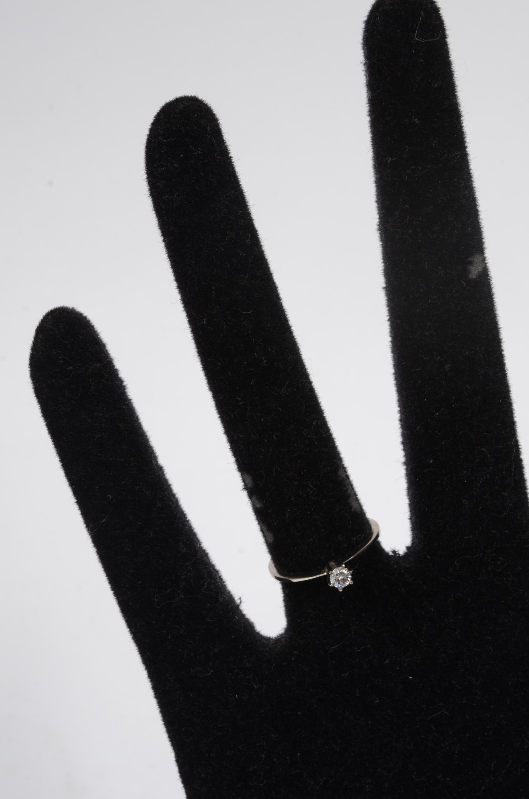 Solitário de ouro branco com brilhantes de 0,10 ct. Aro 15. (Por... - foto 4 de 5