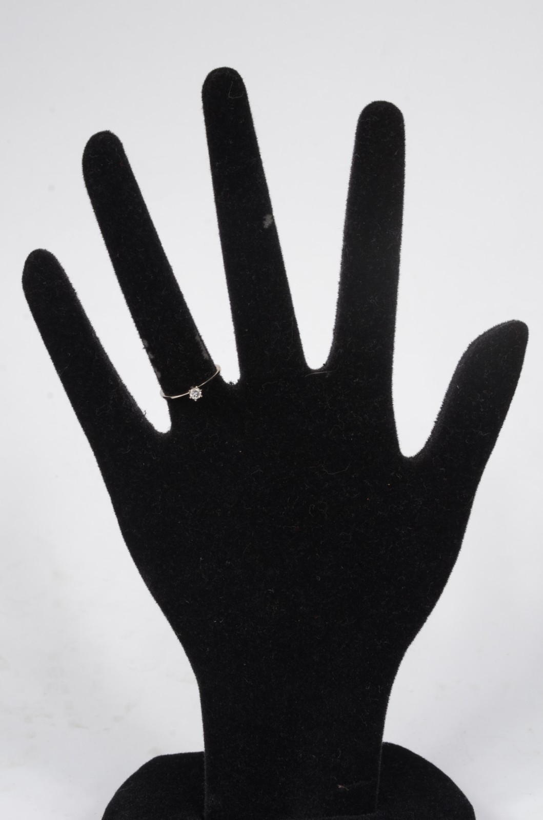 Solitário de ouro branco com brilhantes de 0,10 ct. Aro 15. (Por... - foto 5 de 5