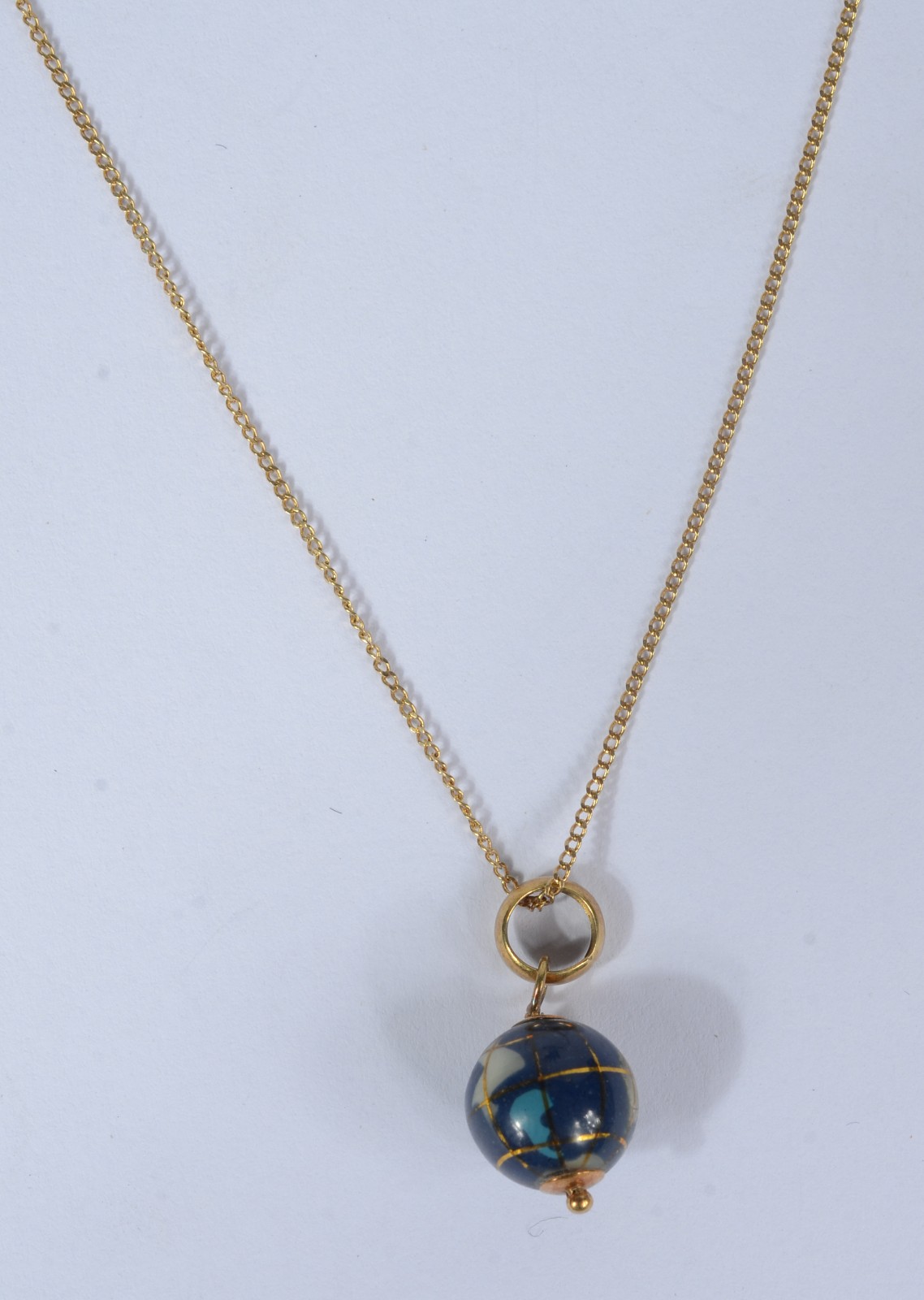 Colar com pendente na forma de globo de ouro 18 k., contraste 750... - foto 1 de 6