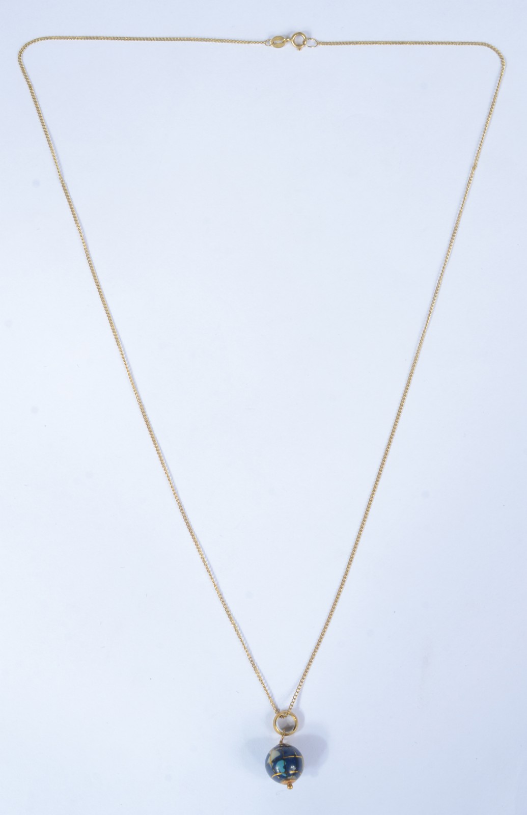 Colar com pendente na forma de globo de ouro 18 k., contraste 750... - foto 2 de 6