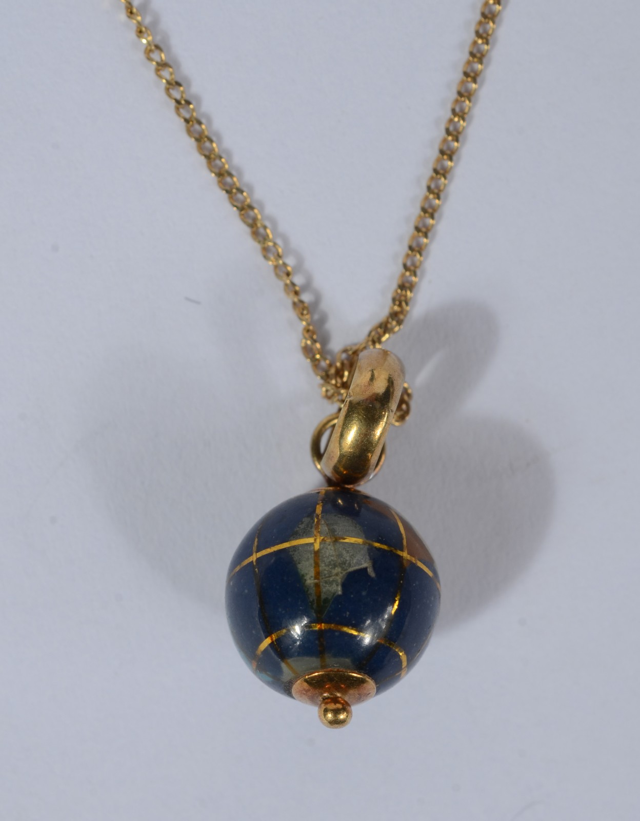 Colar com pendente na forma de globo de ouro 18 k., contraste 750... - foto 3 de 6