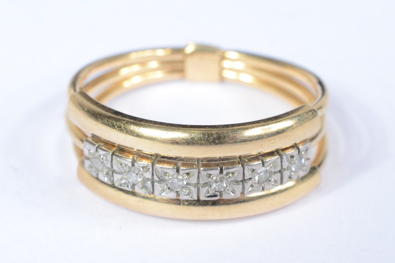 Anel de ouro 18 k., com 3 aros cravejado com brilhantes. Aro 17. (Por... - foto 1 de 7