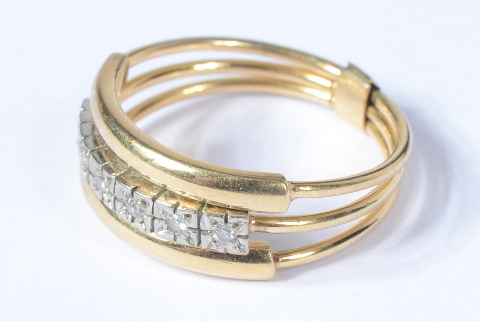 Anel de ouro 18 k., com 3 aros cravejado com brilhantes. Aro 17. (Por... - foto 2 de 7
