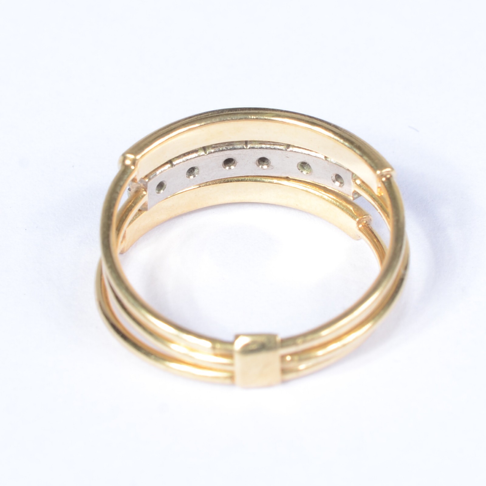 Anel de ouro 18 k., com 3 aros cravejado com brilhantes. Aro 17. (Por... - foto 3 de 7