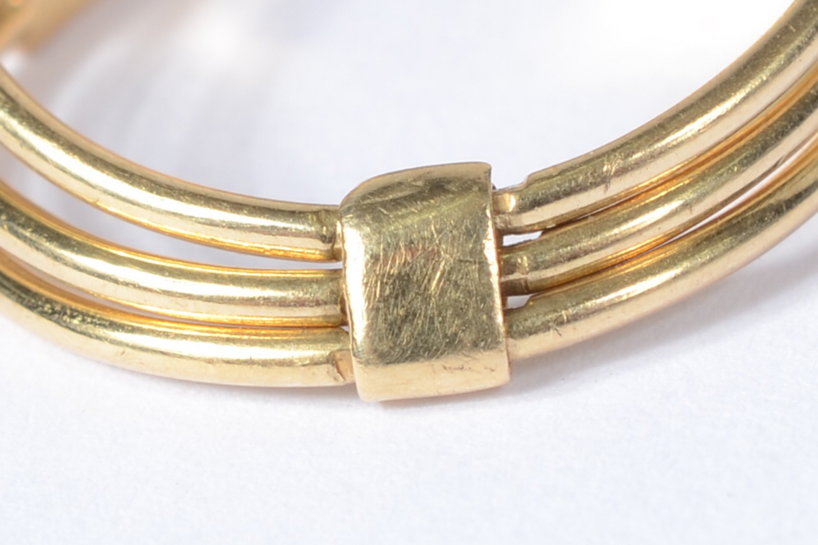 Anel de ouro 18 k., com 3 aros cravejado com brilhantes. Aro 17. (Por... - foto 4 de 7
