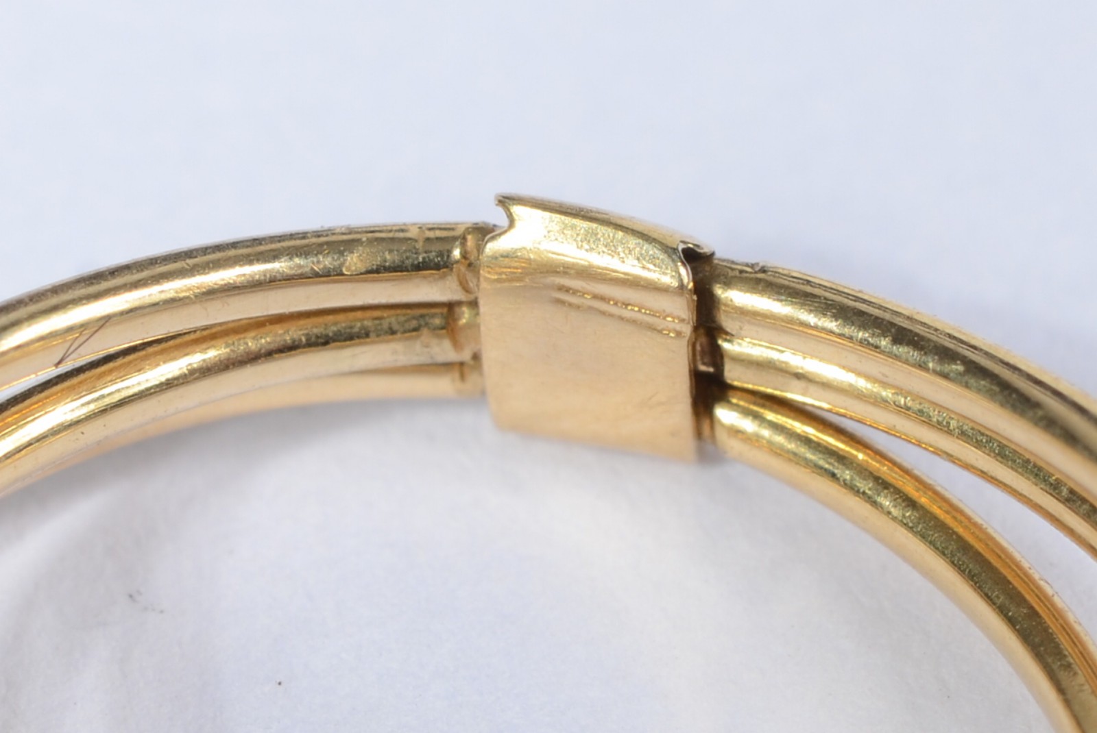 Anel de ouro 18 k., com 3 aros cravejado com brilhantes. Aro 17. (Por... - foto 5 de 7