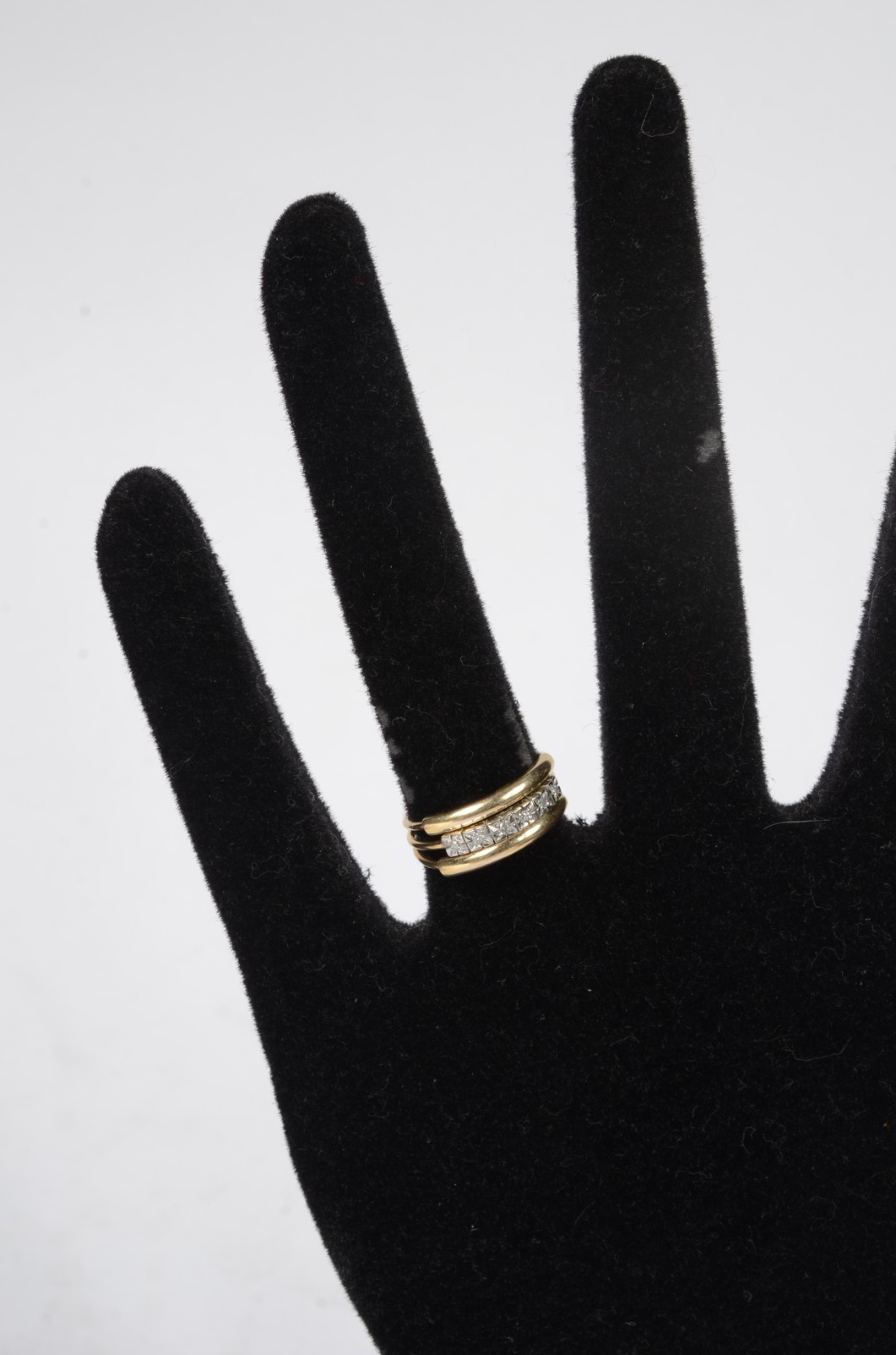 Anel de ouro 18 k., com 3 aros cravejado com brilhantes. Aro 17. (Por... - foto 6 de 7