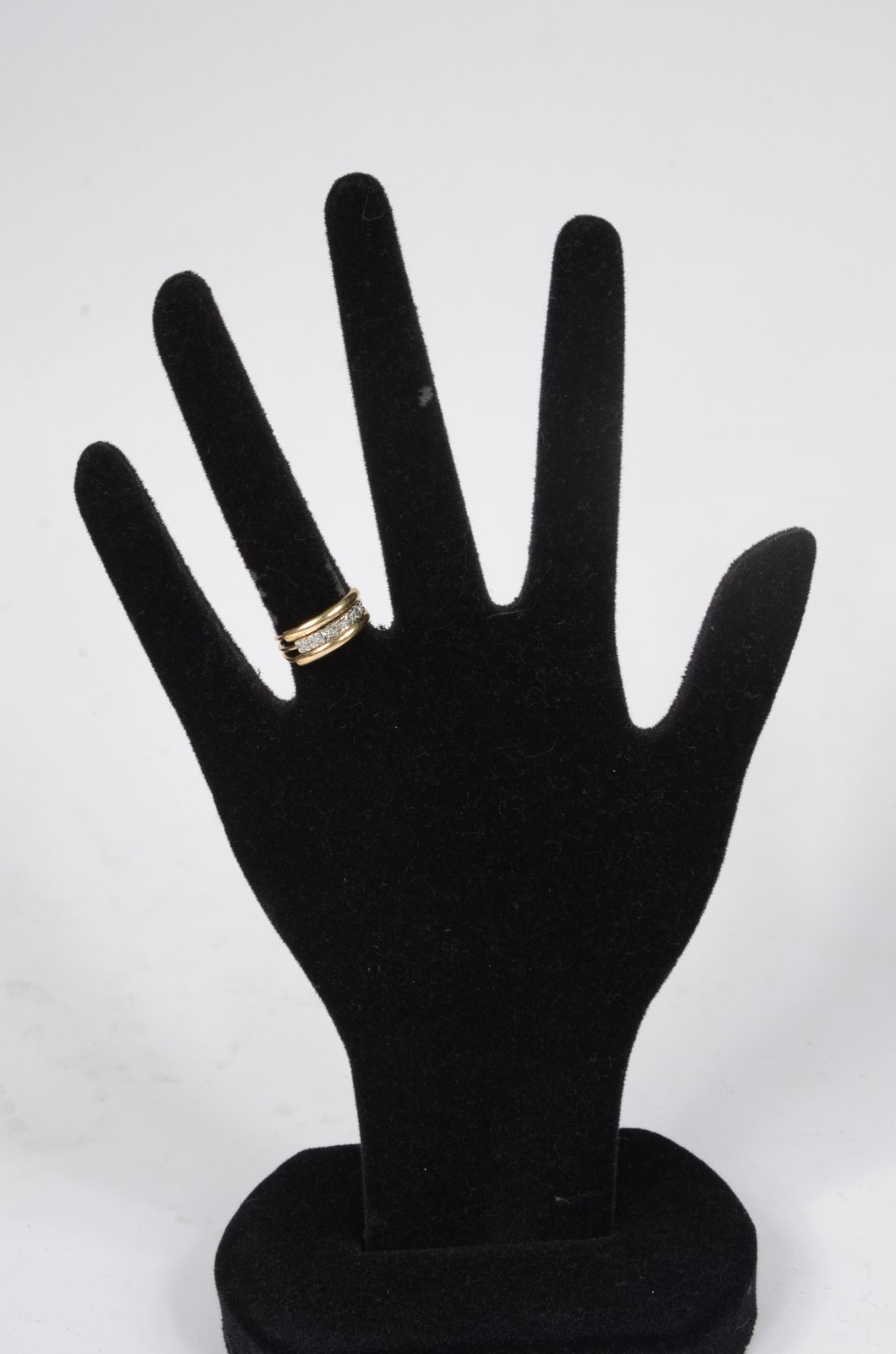 Anel de ouro 18 k., com 3 aros cravejado com brilhantes. Aro 17. (Por... - foto 7 de 7