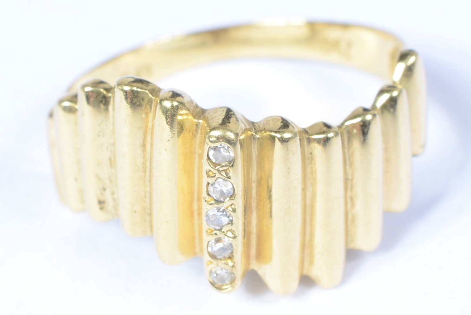 Anel de ouro 18 k., contraste 750 mls com quatro brilhantes. Aro 17... - foto 1 de 6