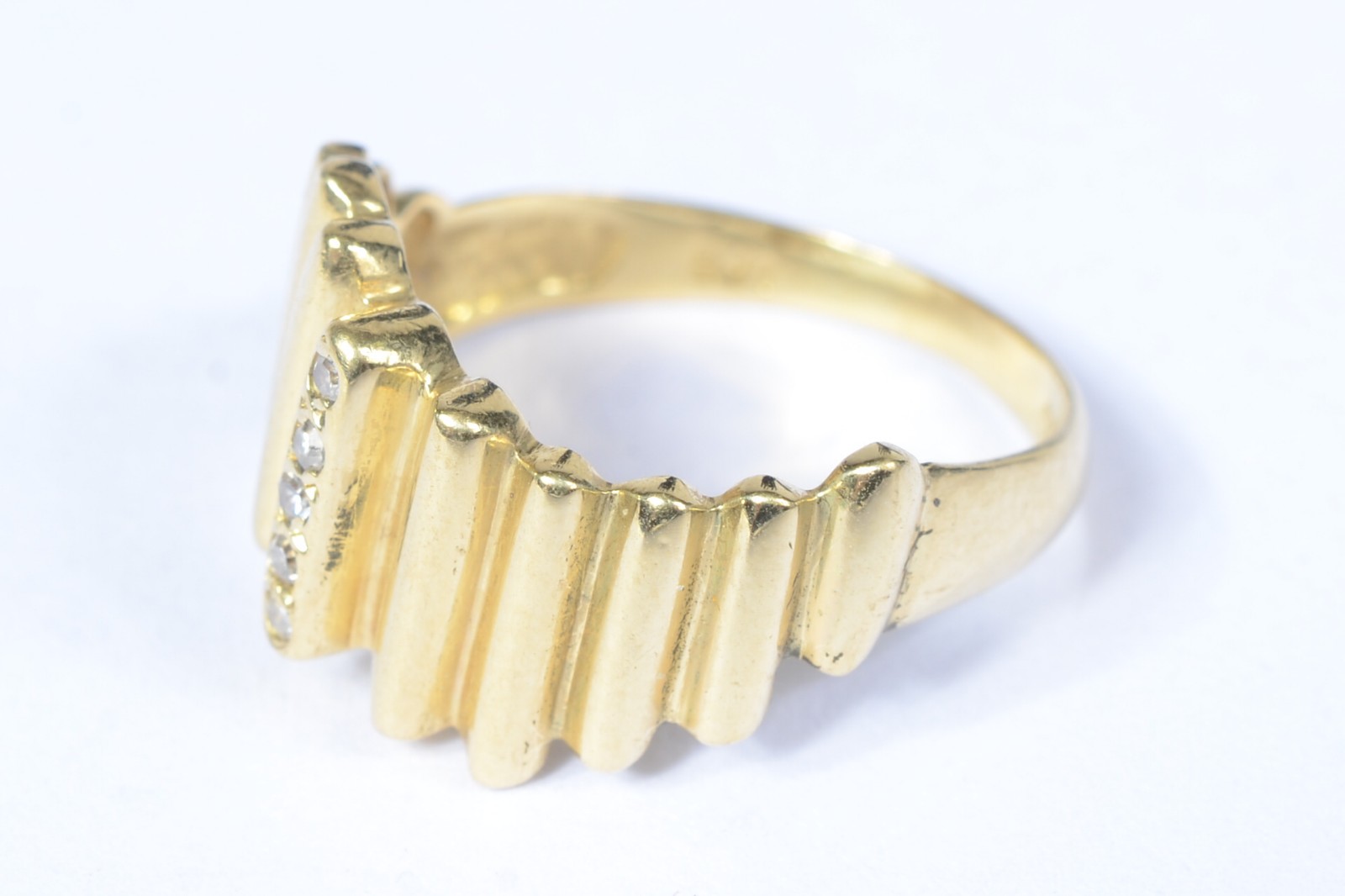 Anel de ouro 18 k., contraste 750 mls com quatro brilhantes. Aro 17... - foto 2 de 6