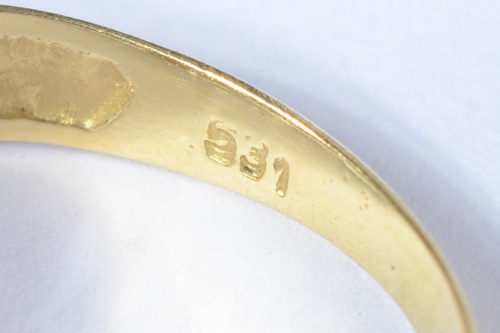 Anel de ouro 18 k., contraste 750 mls com quatro brilhantes. Aro 17... - foto 4 de 6