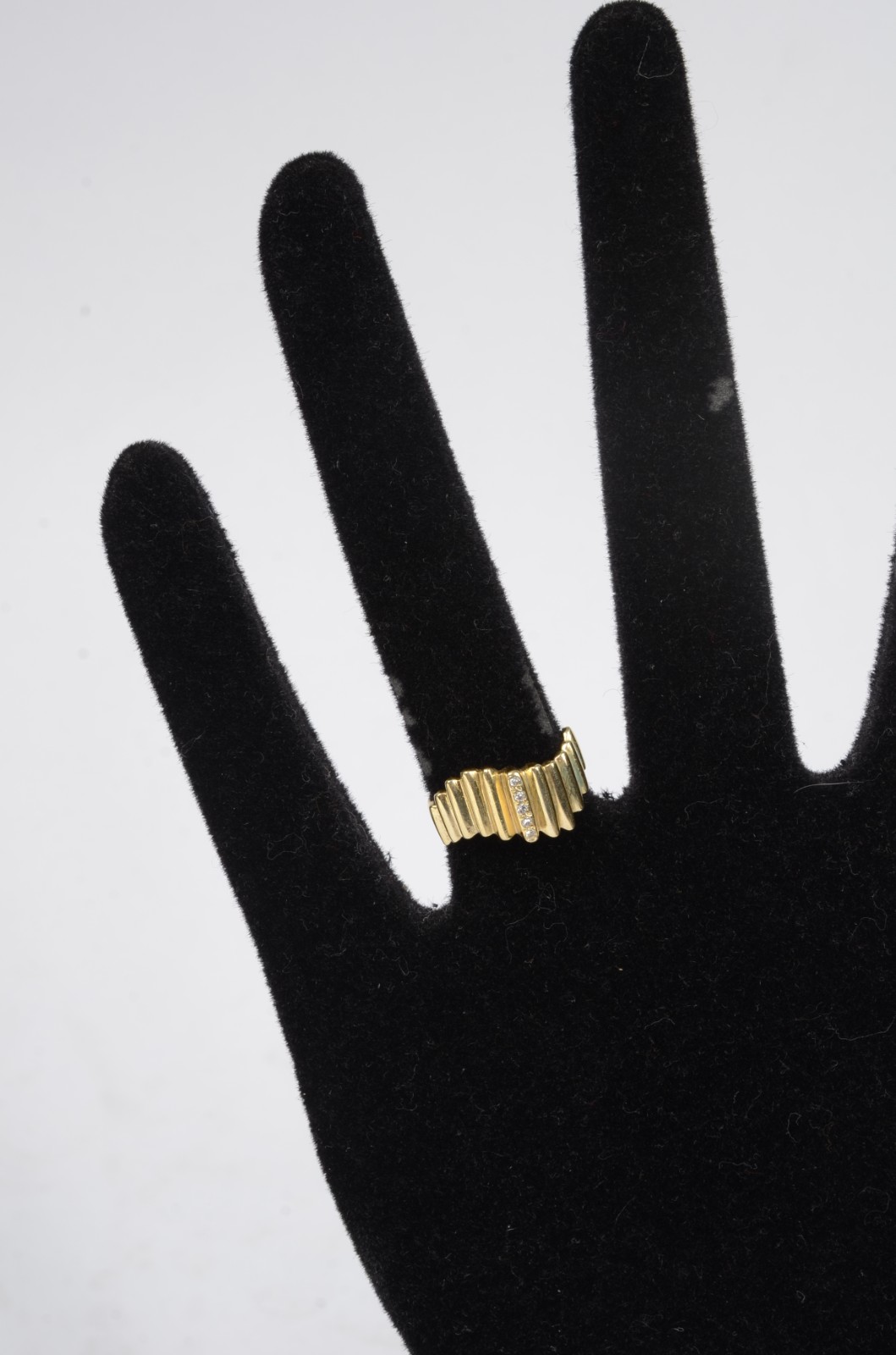 Anel de ouro 18 k., contraste 750 mls com quatro brilhantes. Aro 17... - foto 5 de 6