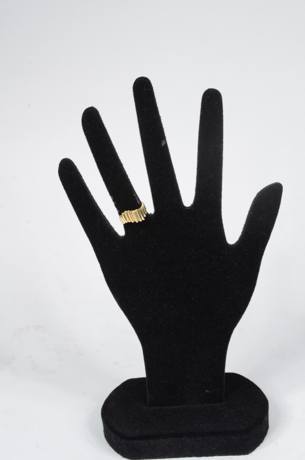 Anel de ouro 18 k., contraste 750 mls com quatro brilhantes. Aro 17... - foto 6 de 6