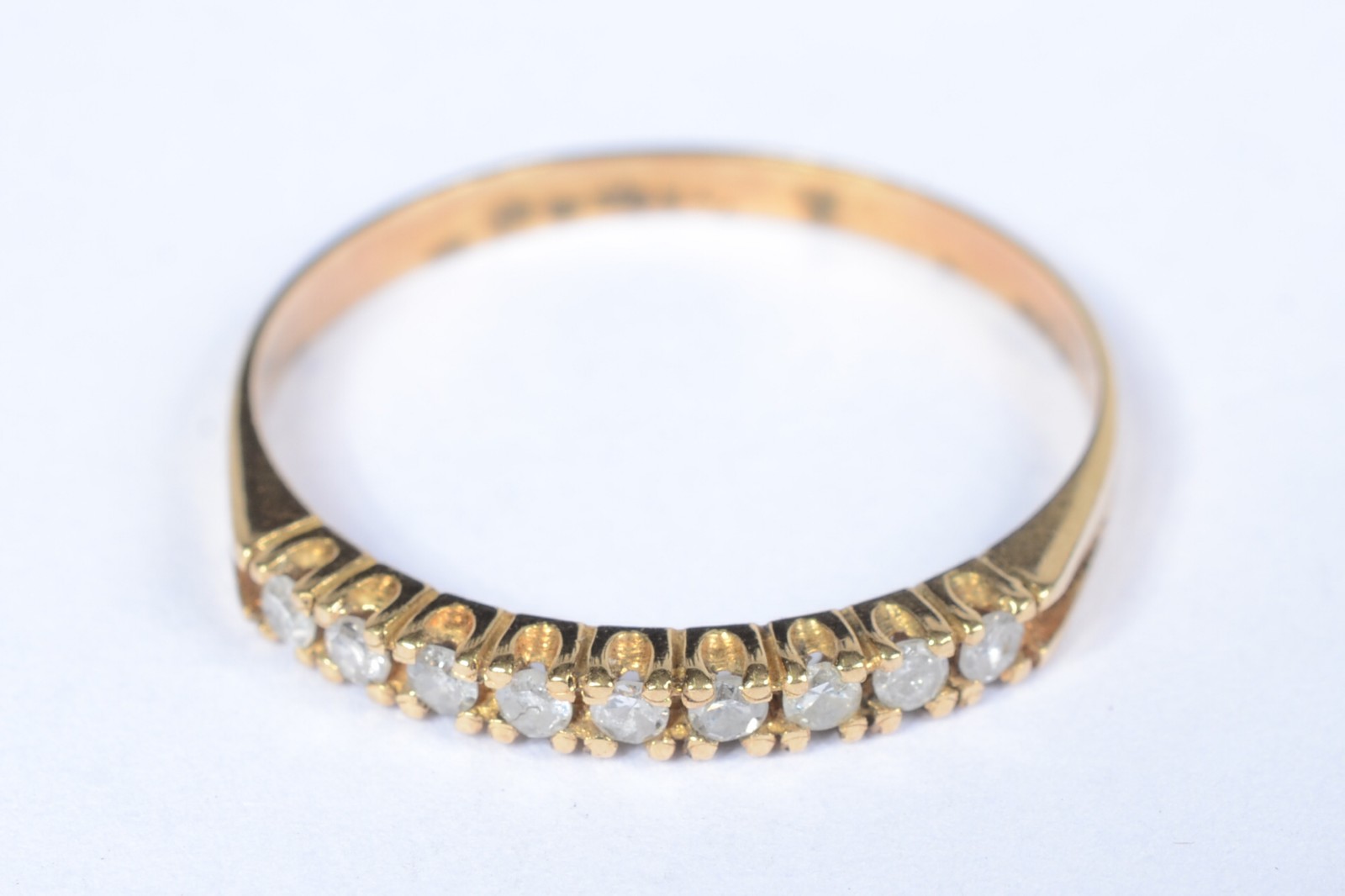 Meia aliança de ouro 18 k., cravejada com aproximadamente 12... - foto 1 de 6