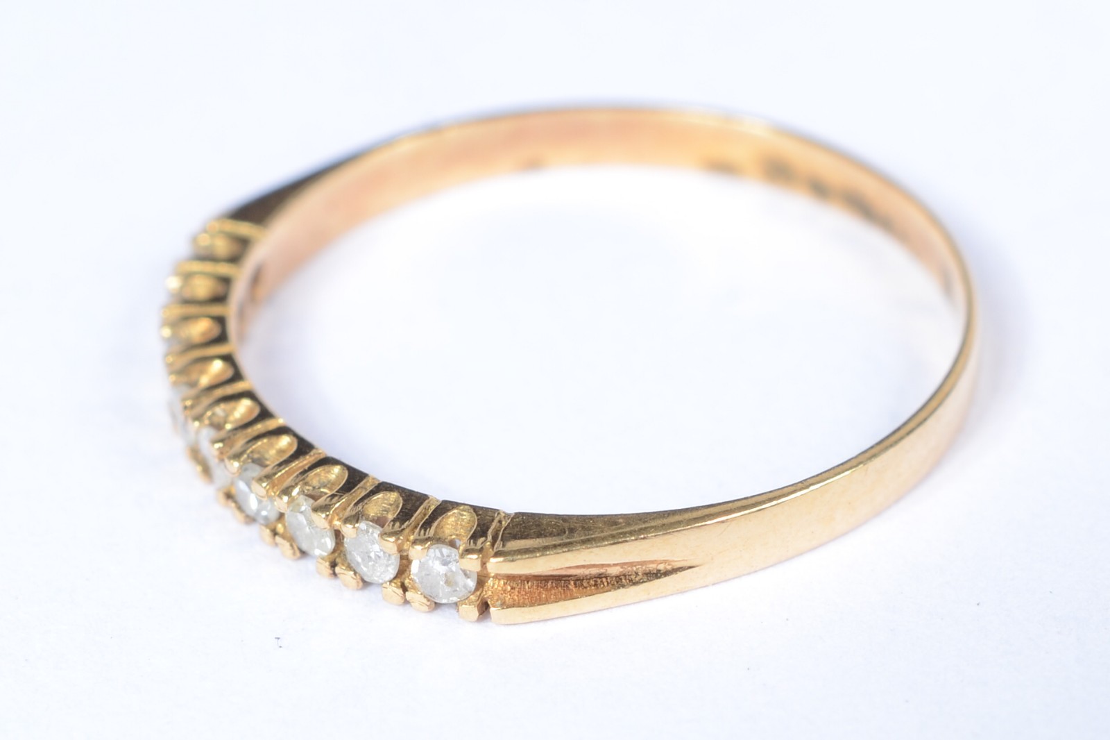 Meia aliança de ouro 18 k., cravejada com aproximadamente 12... - foto 2 de 6