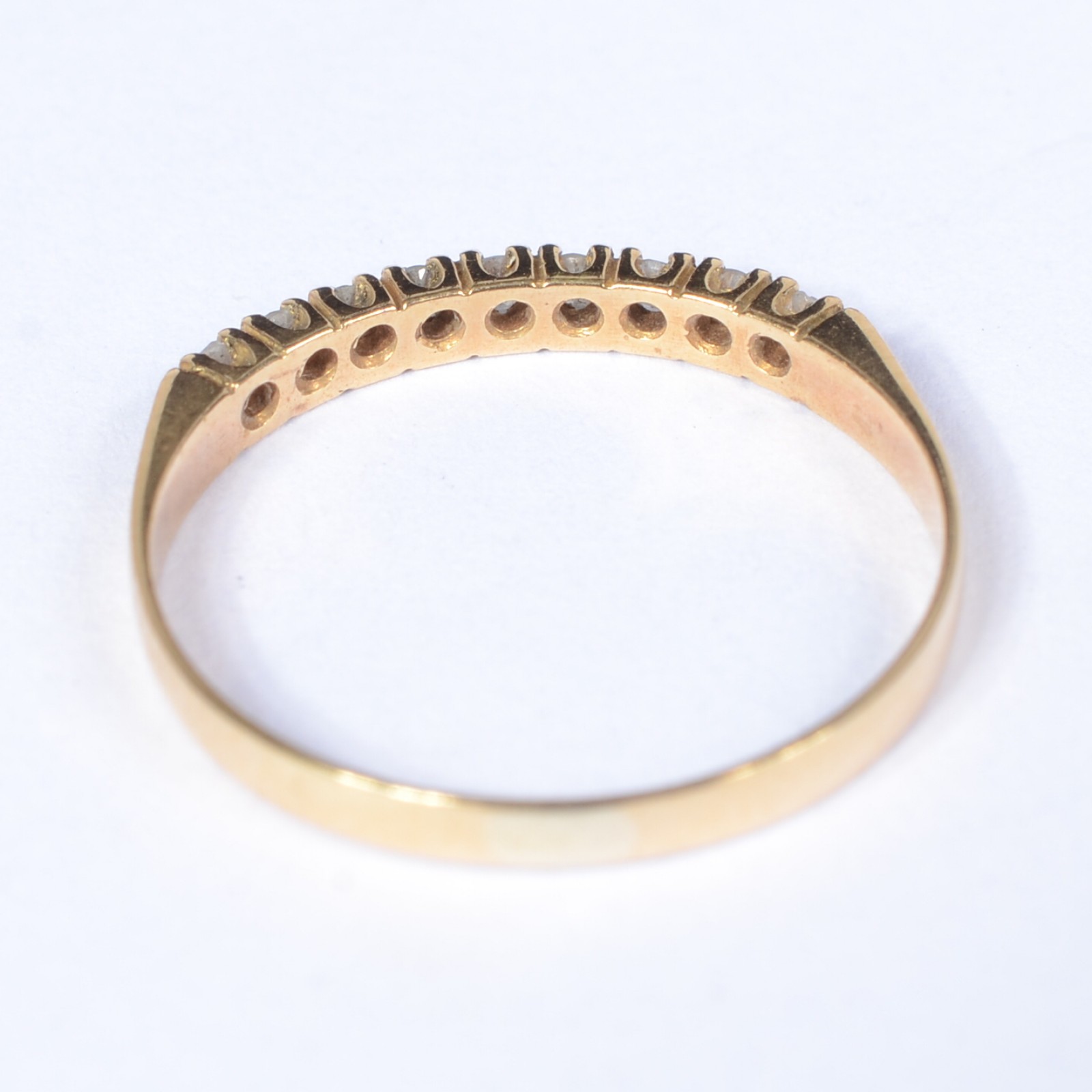 Meia aliança de ouro 18 k., cravejada com aproximadamente 12... - foto 3 de 6