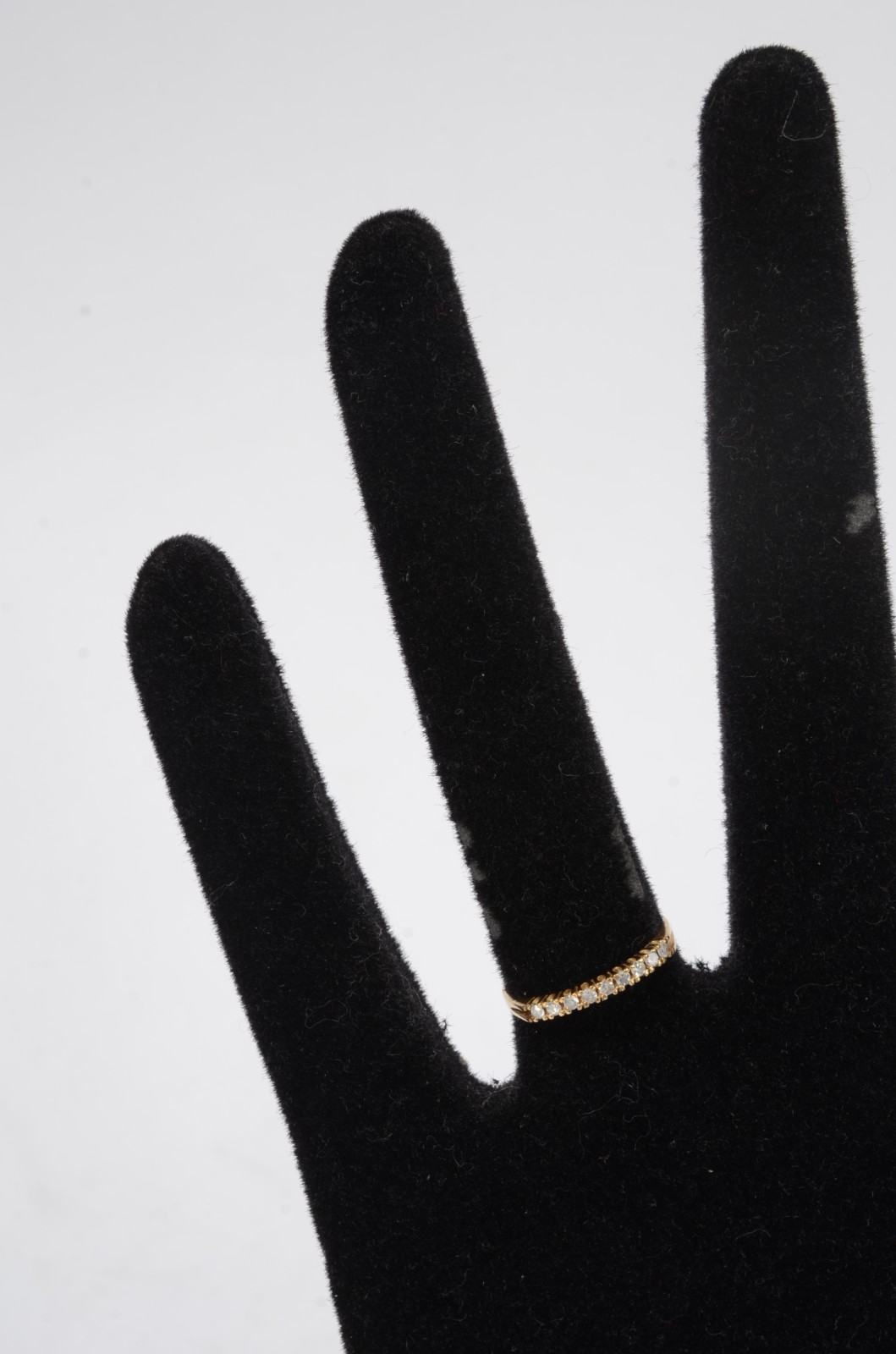 Meia aliança de ouro 18 k., cravejada com aproximadamente 12... - foto 5 de 6