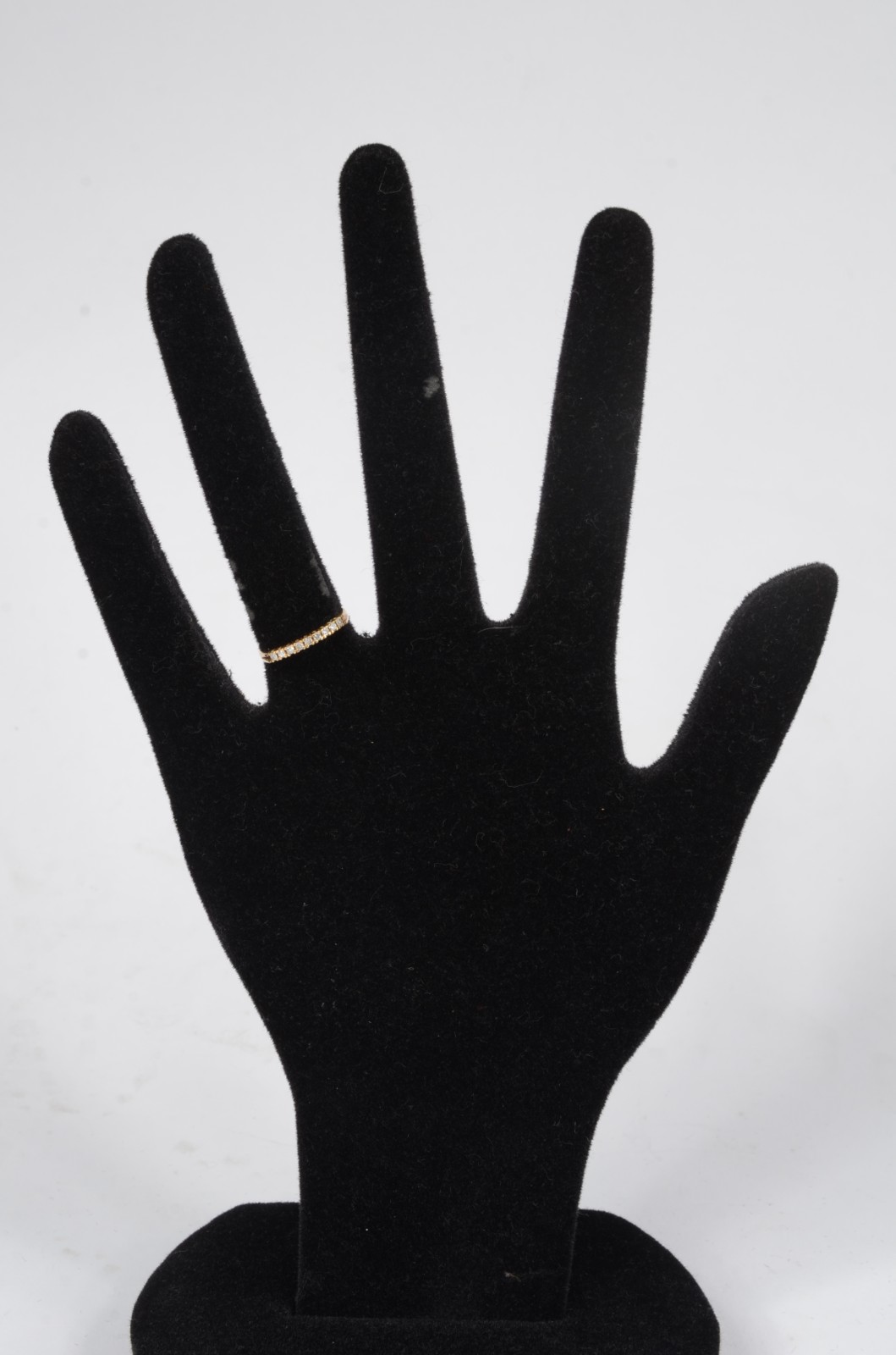 Meia aliança de ouro 18 k., cravejada com aproximadamente 12... - foto 6 de 6