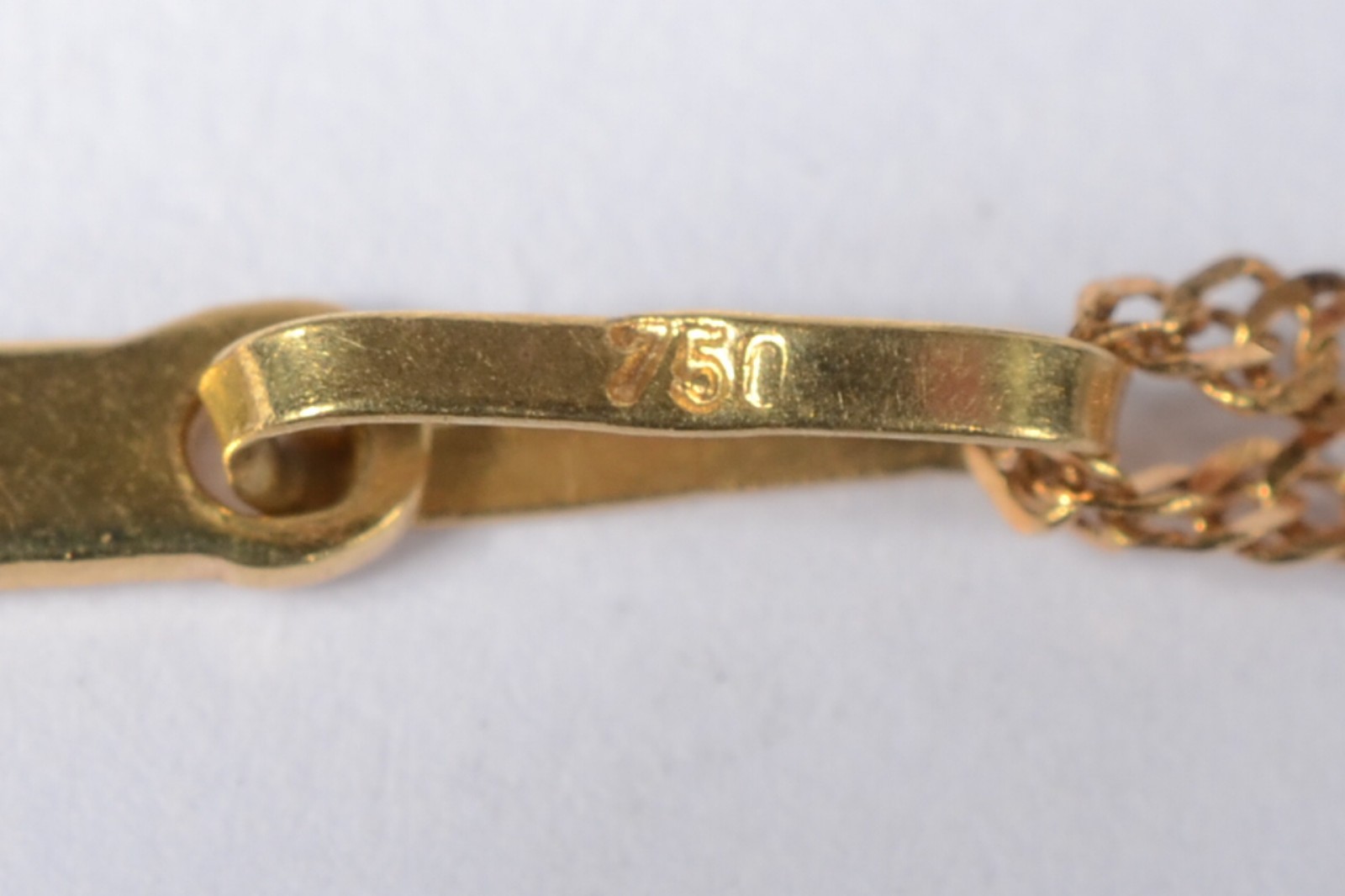 Colar com crucifixo de ouro 18 k., contraste 750 mls. (Por motivos de... - foto 5 de 6
