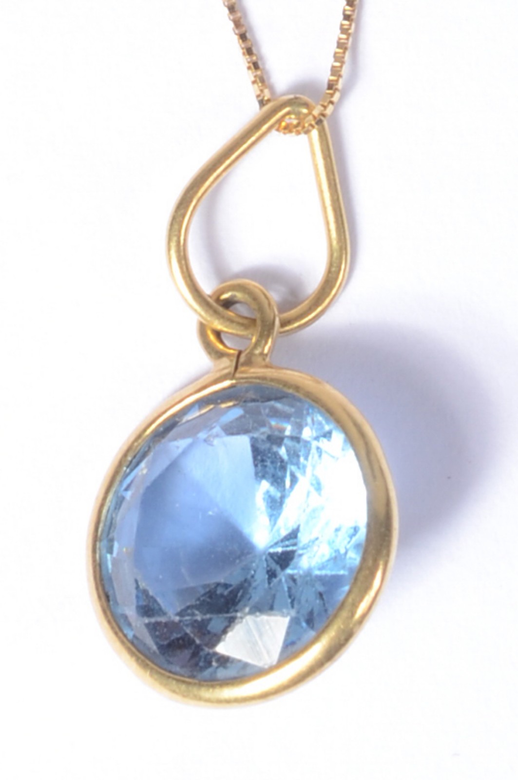 Colar de ouro 18 k., contraste 750 mls com topázio azul. (Por motivos... - foto 4 de 7