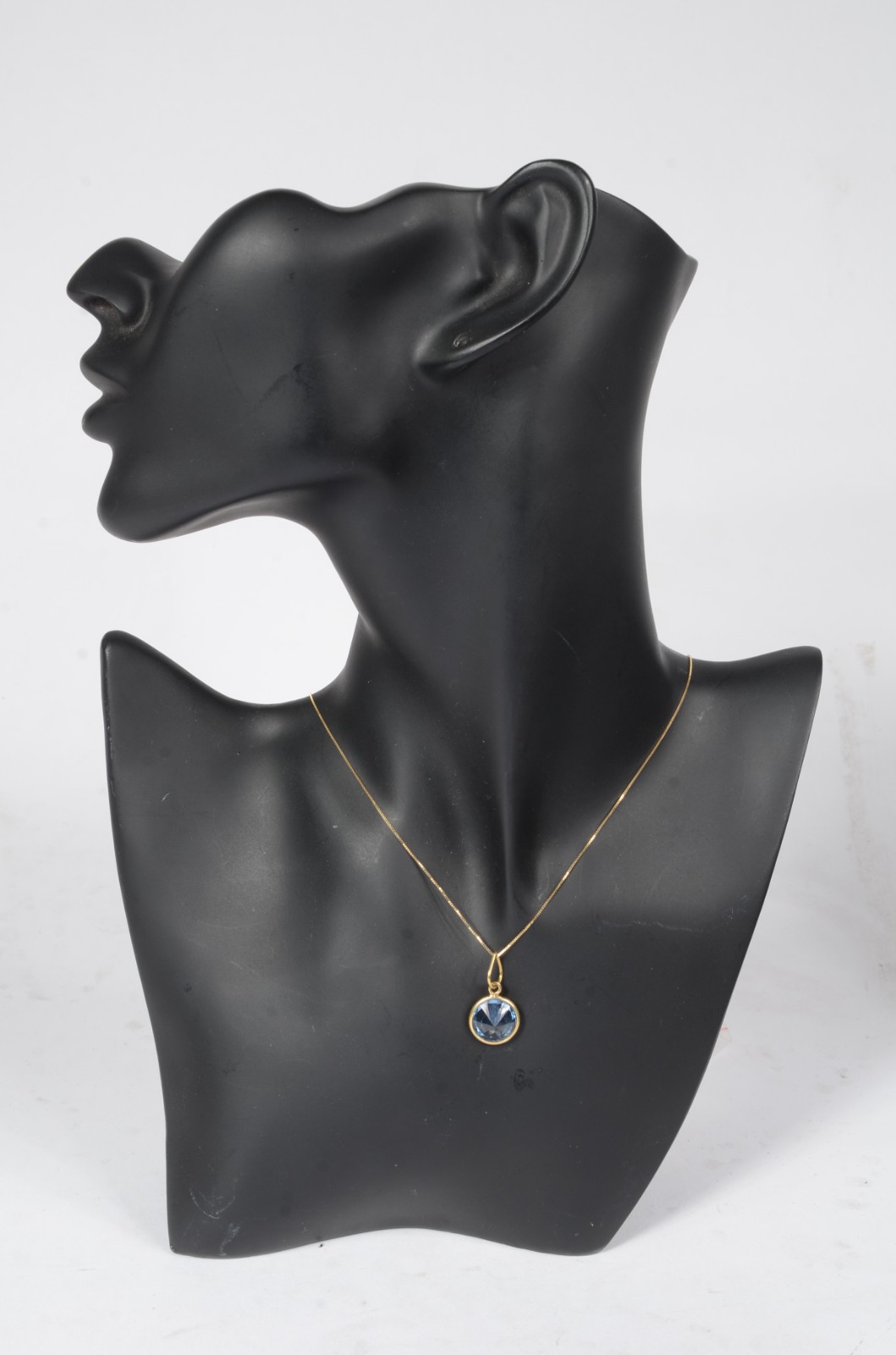 Colar de ouro 18 k., contraste 750 mls com topázio azul. (Por motivos... - foto 6 de 7