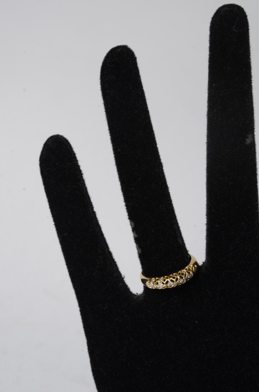 Anel de ouro 18 k., contraste 750 mls com cinco brilhantes. Aro 19... - foto 6 de 7