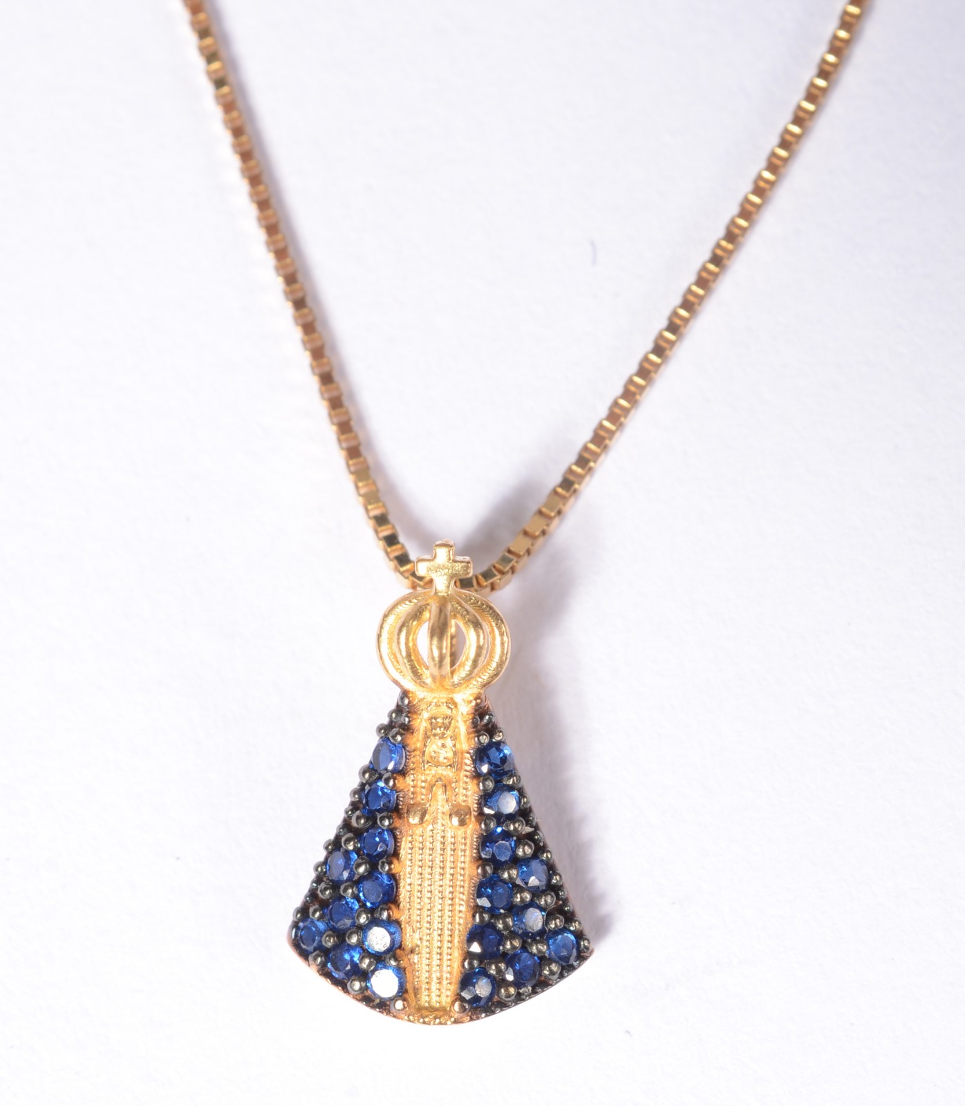 Colar com pendente de Nossa Senhora Aparecida com mano azul de ouro... - foto 3 de 5