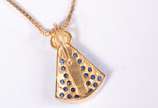 Colar com pendente de Nossa Senhora Aparecida c... - Colar com pendente de Nossa Senhora Aparecida com mano azul de ouro 18 k., contraste 750 mls. (Por motivos de segurança a peça não se encontra n...