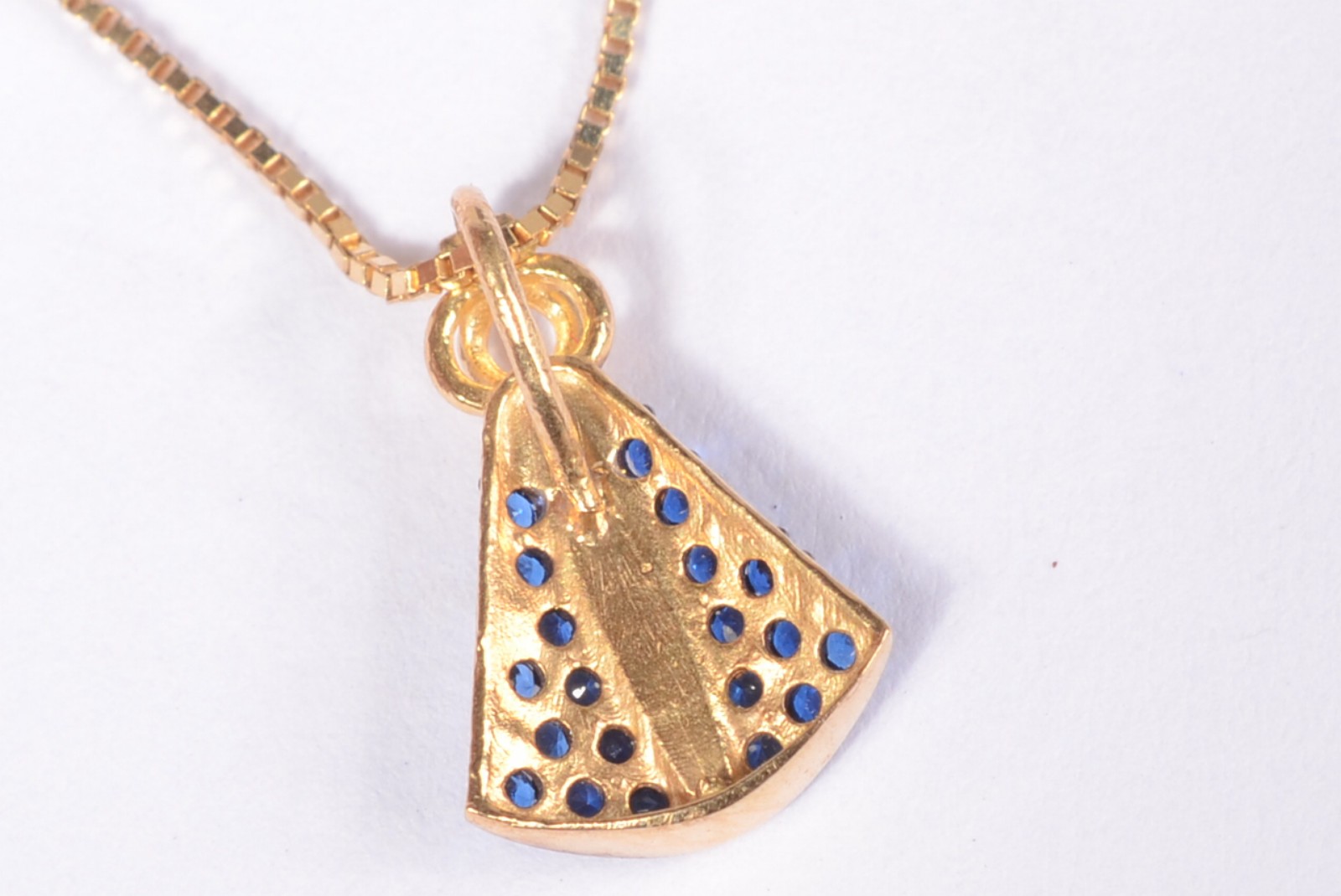 Colar com pendente de Nossa Senhora Aparecida com mano azul de ouro... - foto 4 de 5