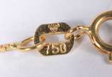 Colar com pendente de Nossa Senhora Aparecida c... - Colar com pendente de Nossa Senhora Aparecida com mano azul de ouro 18 k., contraste 750 mls. (Por motivos de segurança a peça não se encontra n...