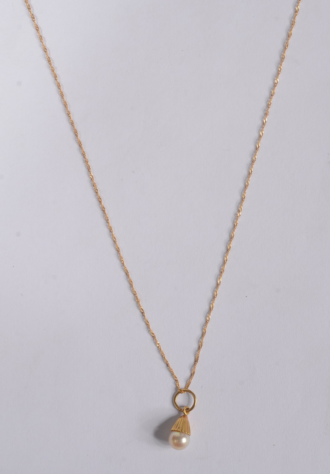 Colar com pendente com uma perola de ouro 18 k., contraste 750 mls... - foto 1 de 7