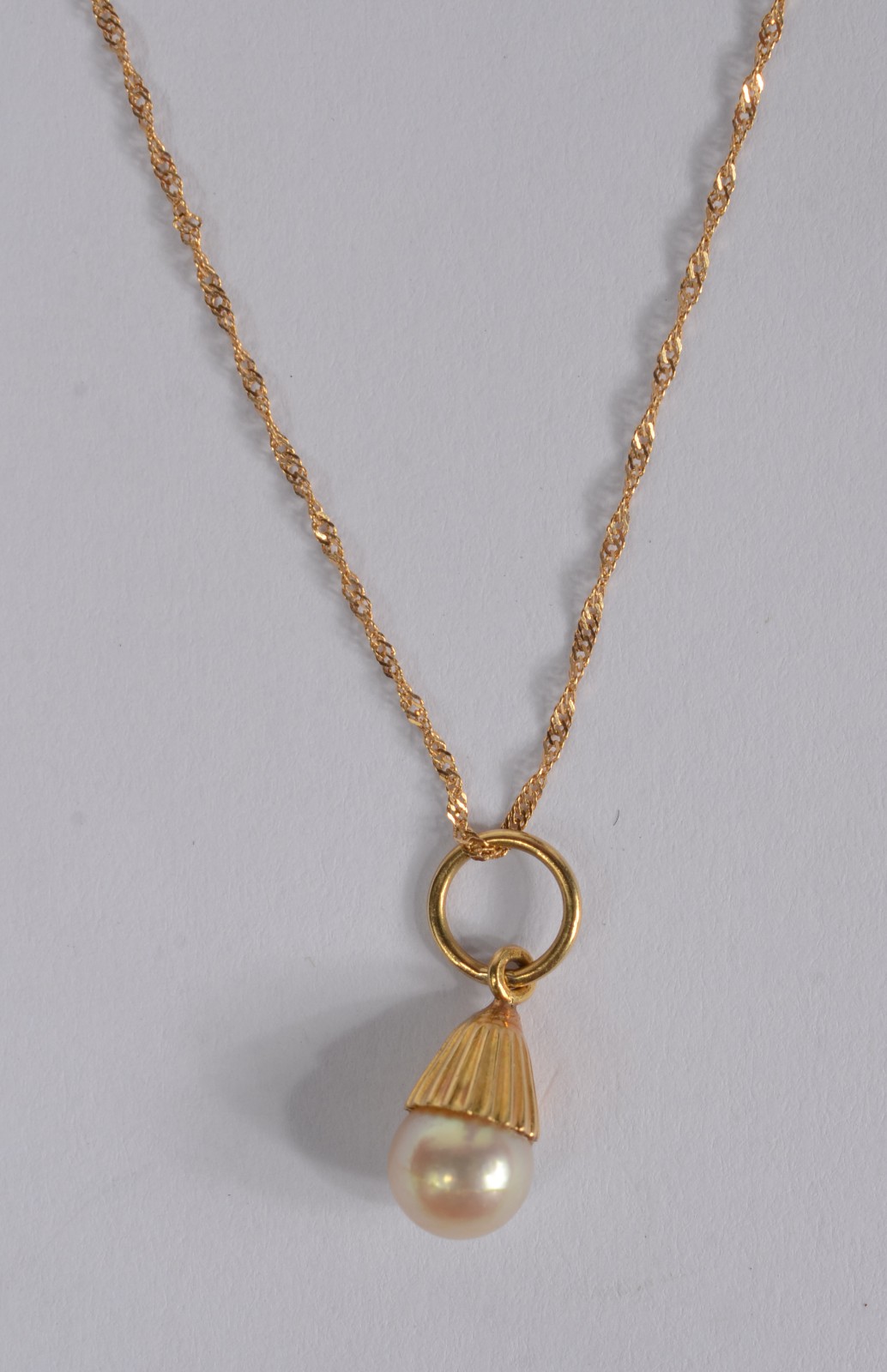 Colar com pendente com uma perola de ouro 18 k., contraste 750 mls... - foto 3 de 7