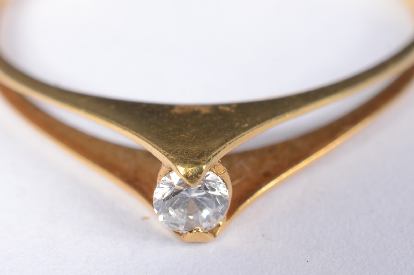 Solitário de ouro 18 k., contraste 750 mls com brilhante de 0,10 ct... - foto 2 de 7