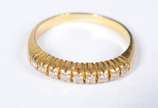 Meia aliança de ouro 18 k., contraste 750 mls c... - Meia aliança de ouro 18 k., contraste 750 mls com mini brilhantes. Aro 12. (Por motivos de segurança a peça não se encontra na loja).
