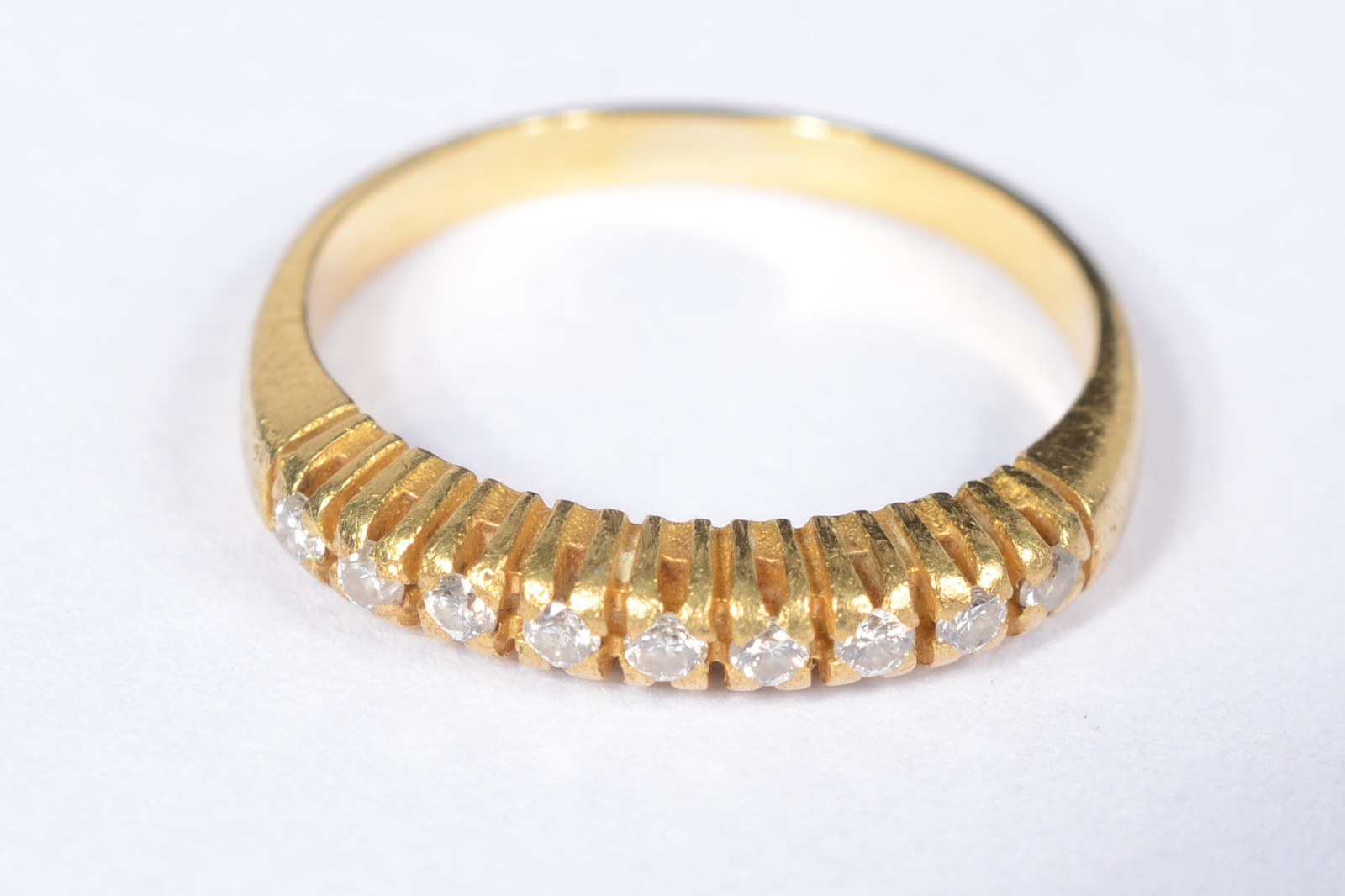 Meia aliança de ouro 18 k., contraste 750 mls com mini brilhantes... - foto 1 de 5