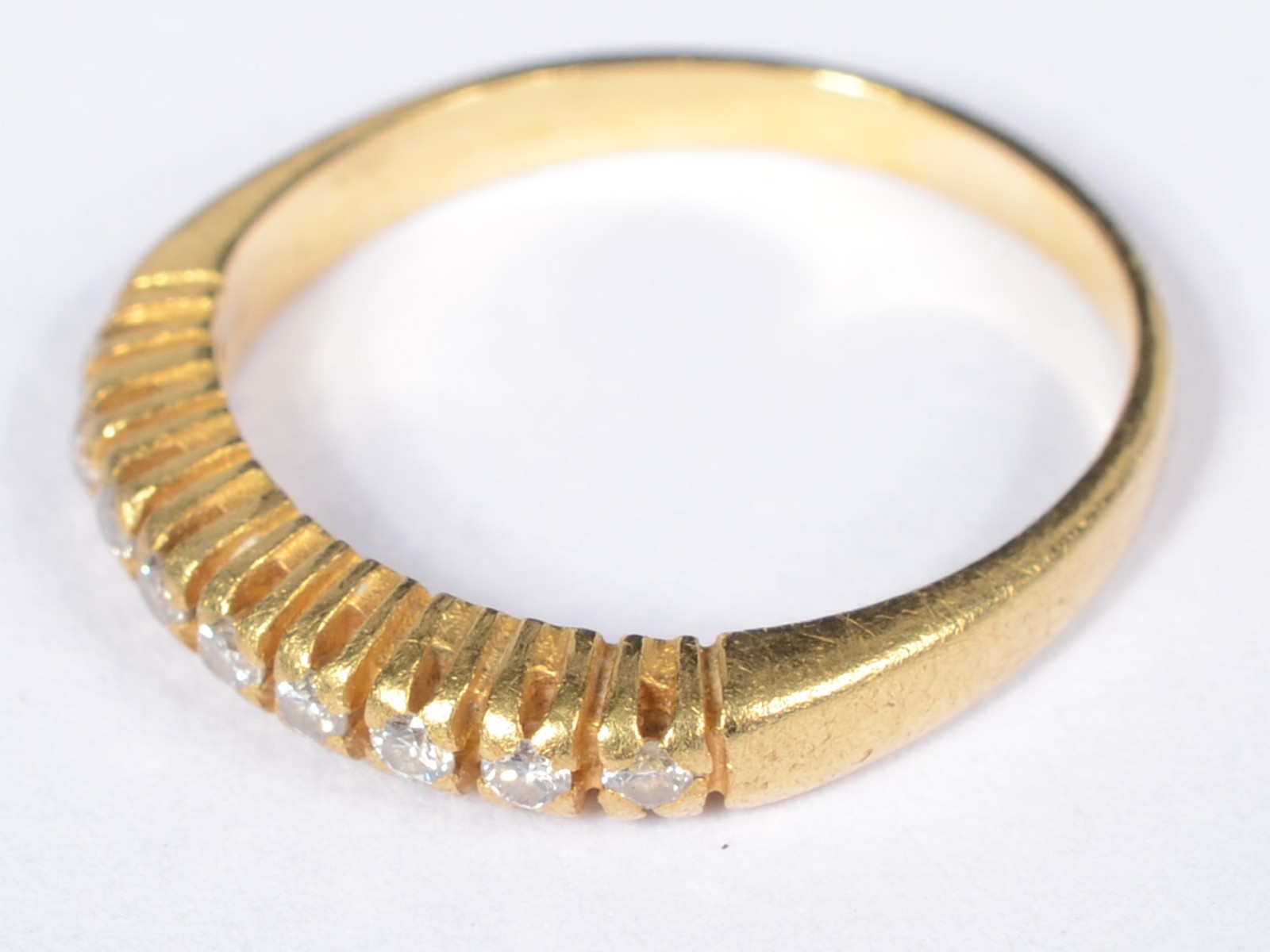 Meia aliança de ouro 18 k., contraste 750 mls com mini brilhantes... - foto 2 de 5
